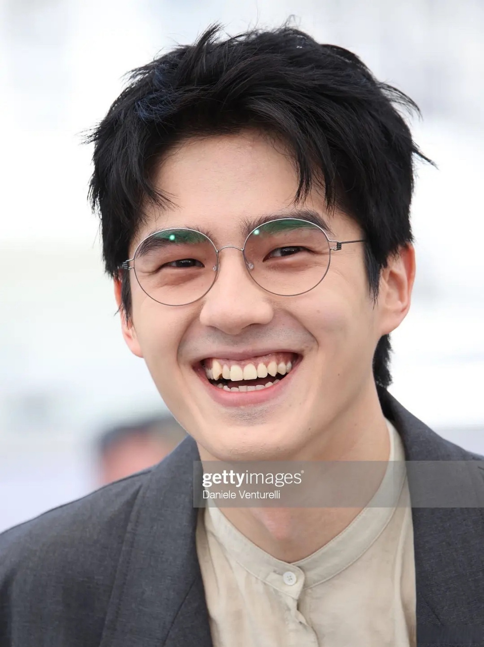 刘昊然这组生图太冲击了…牙缝里面有异物,笑起来都能看见鼻毛,周冬雨