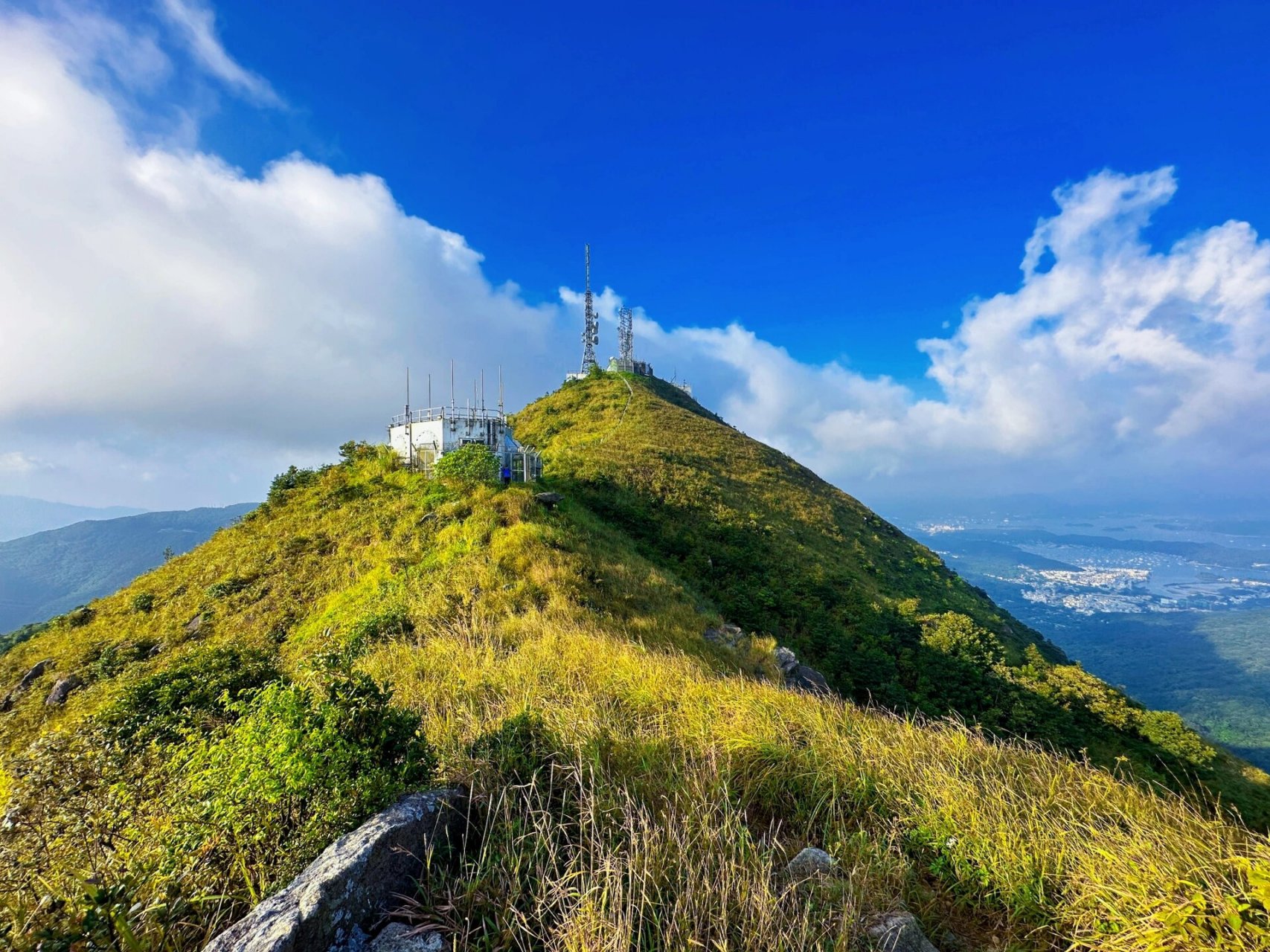 1 香港飞鹅山 飞鹅山有自杀崖,恐高谨慎, 山顶风很大,可以吹散烦恼吗