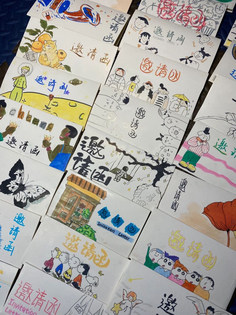 毕业季拍毕业照邀请函我们自己手绘啦～ 在学校超市买了六张纸 我们几