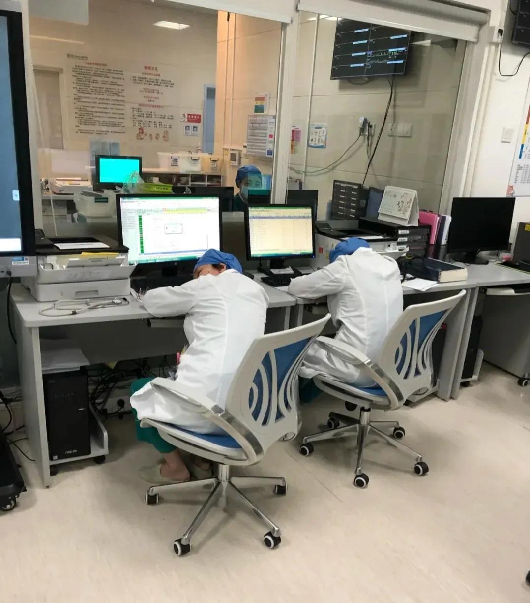 医院晚上值班图片真实医生夜班忙碌的图片夜班值班医生看骨折的ct医院