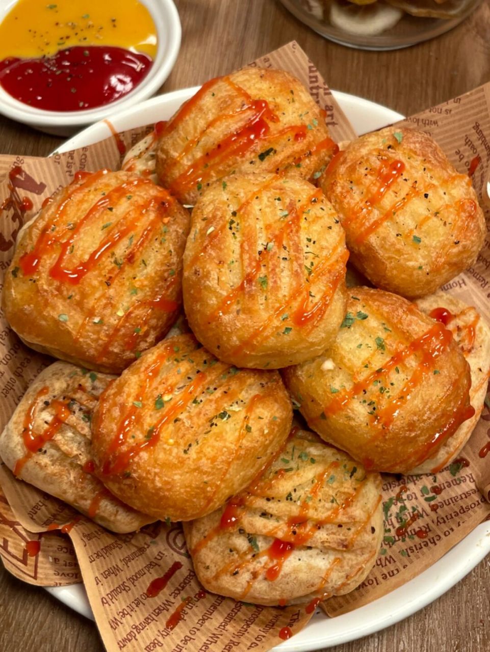 只要两个土豆就能做出好吃的脆脆薯饼 然后蘸着番茄蜂蜜芥末酱,一口一