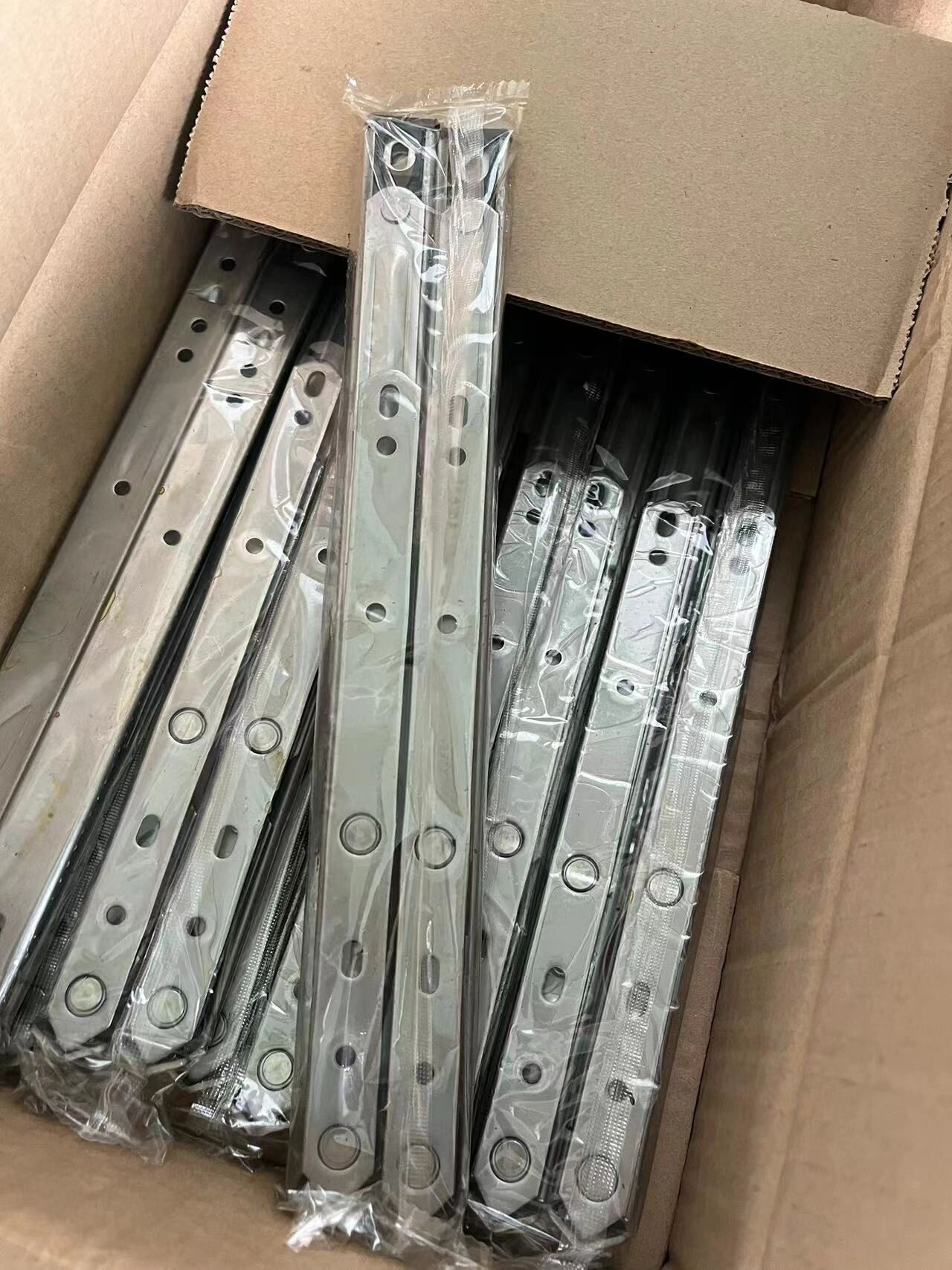 适用于铝合金断桥铝门窗的四连杆 平开窗四连杆的安装方法:先确定窗户