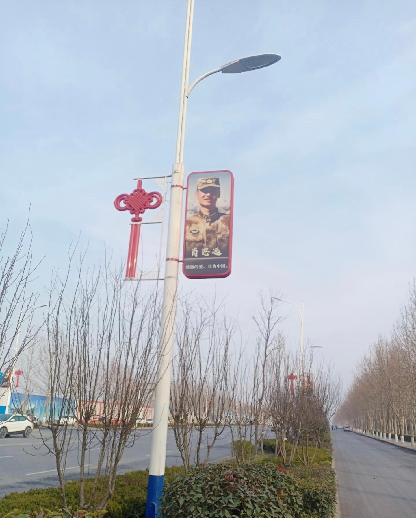 河南新乡的路灯广告牌,真棒! #中国正能量