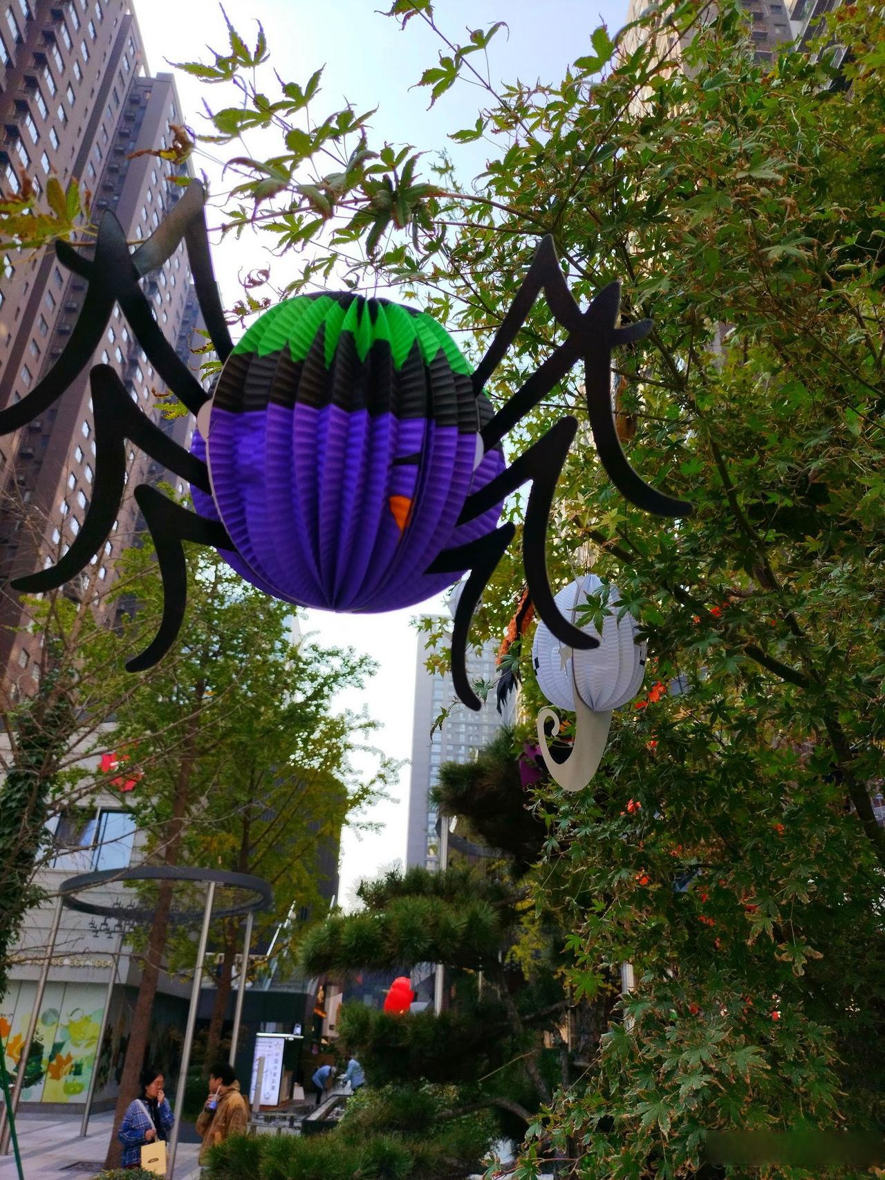 很多的万圣节元素装饰,你能看出来是哪座商场吗?