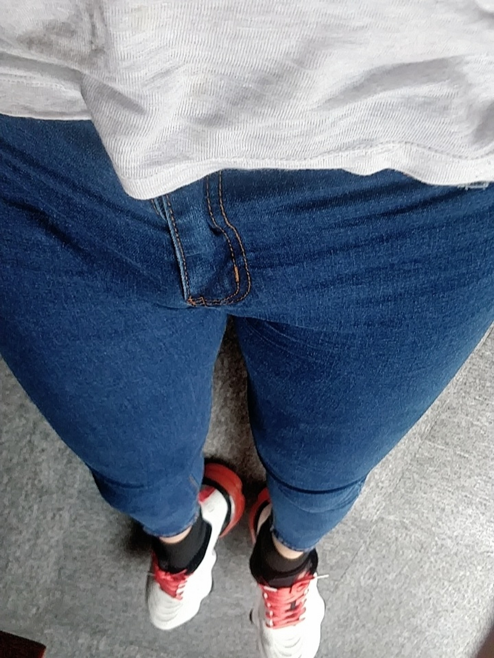 男生穿女款紧身牛仔裤 男生穿女款紧身牛仔裤配运动鞋