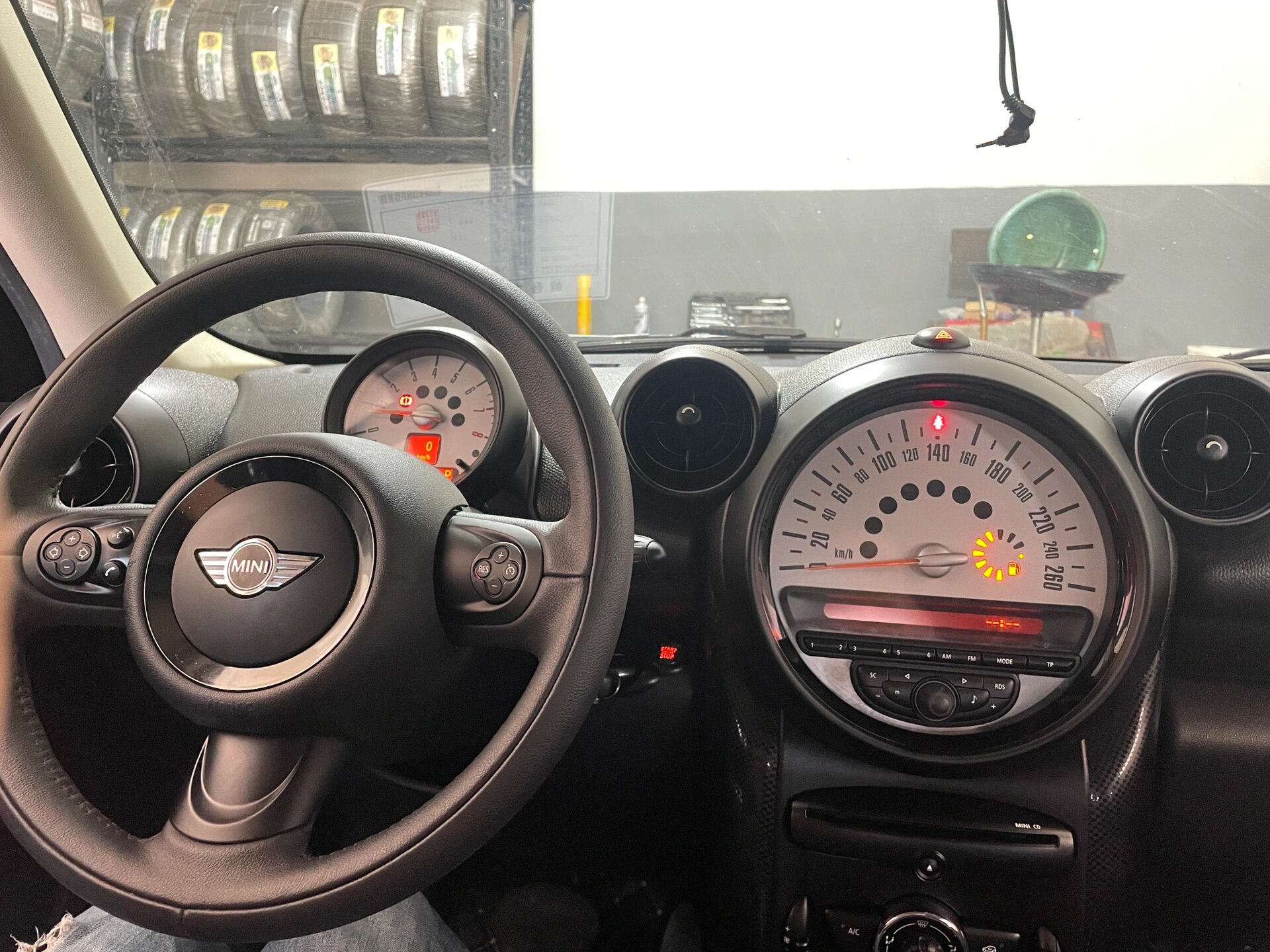 宝马mini胎压灯复位 2014款宝马mini胎压灯复位流程: 在宝马mini进行