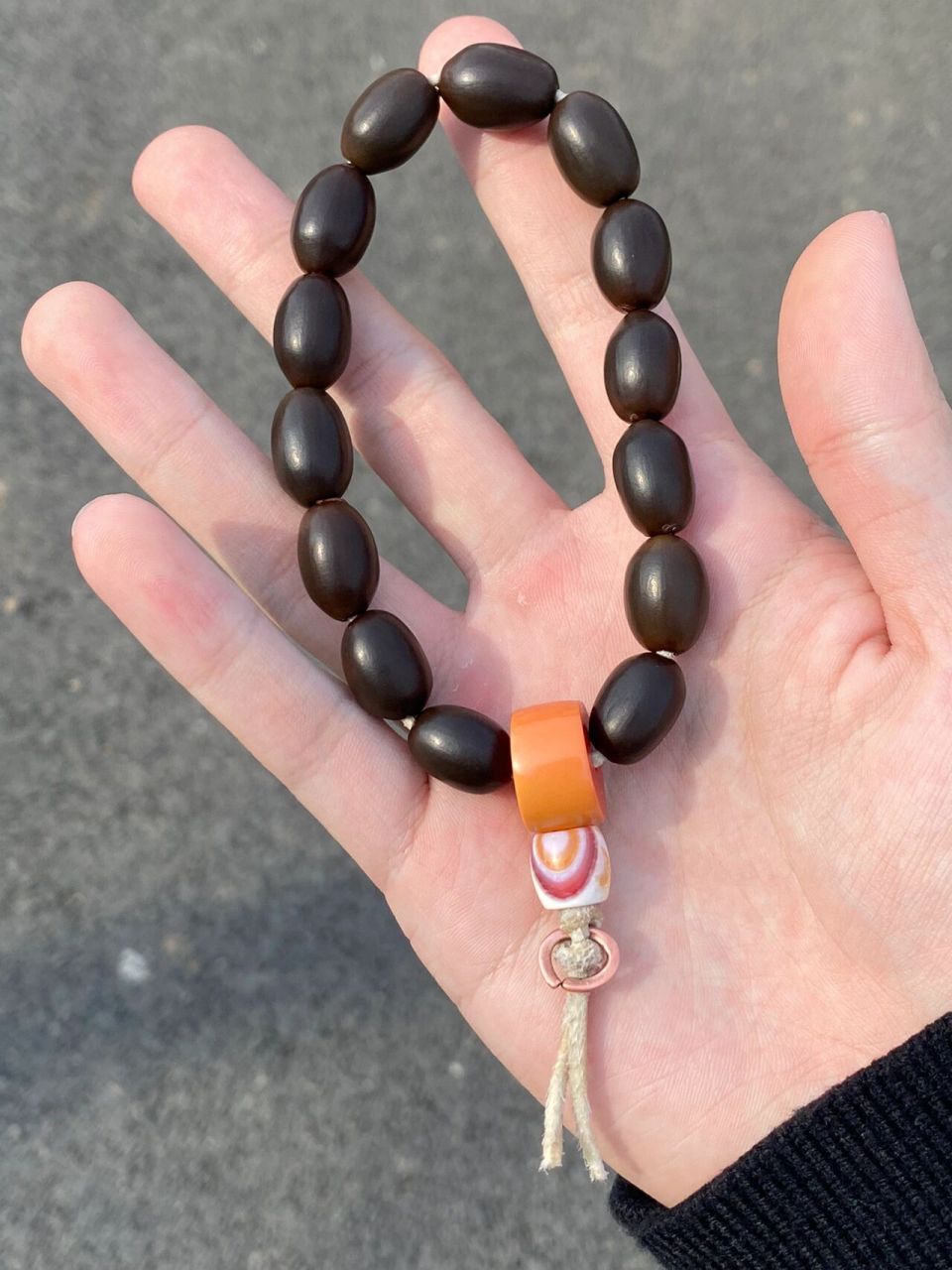 自制莲子手串    自家荷塘的瘦长莲子,很适合穿手串,莲子表面的特殊