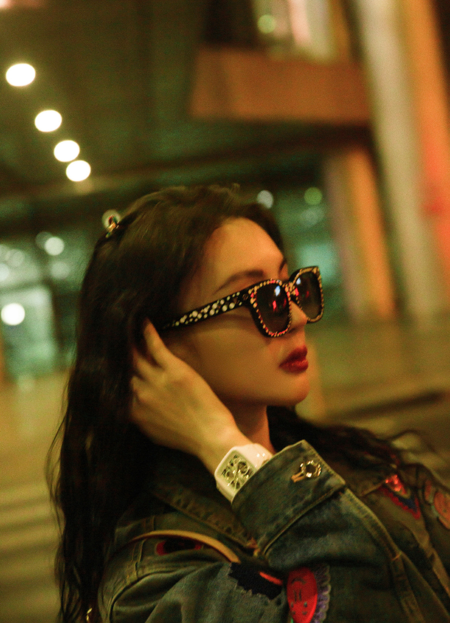 金晨牛仔穿搭造型组图,卷发,红唇,墨镜,一身牛仔穿搭,酷感十足