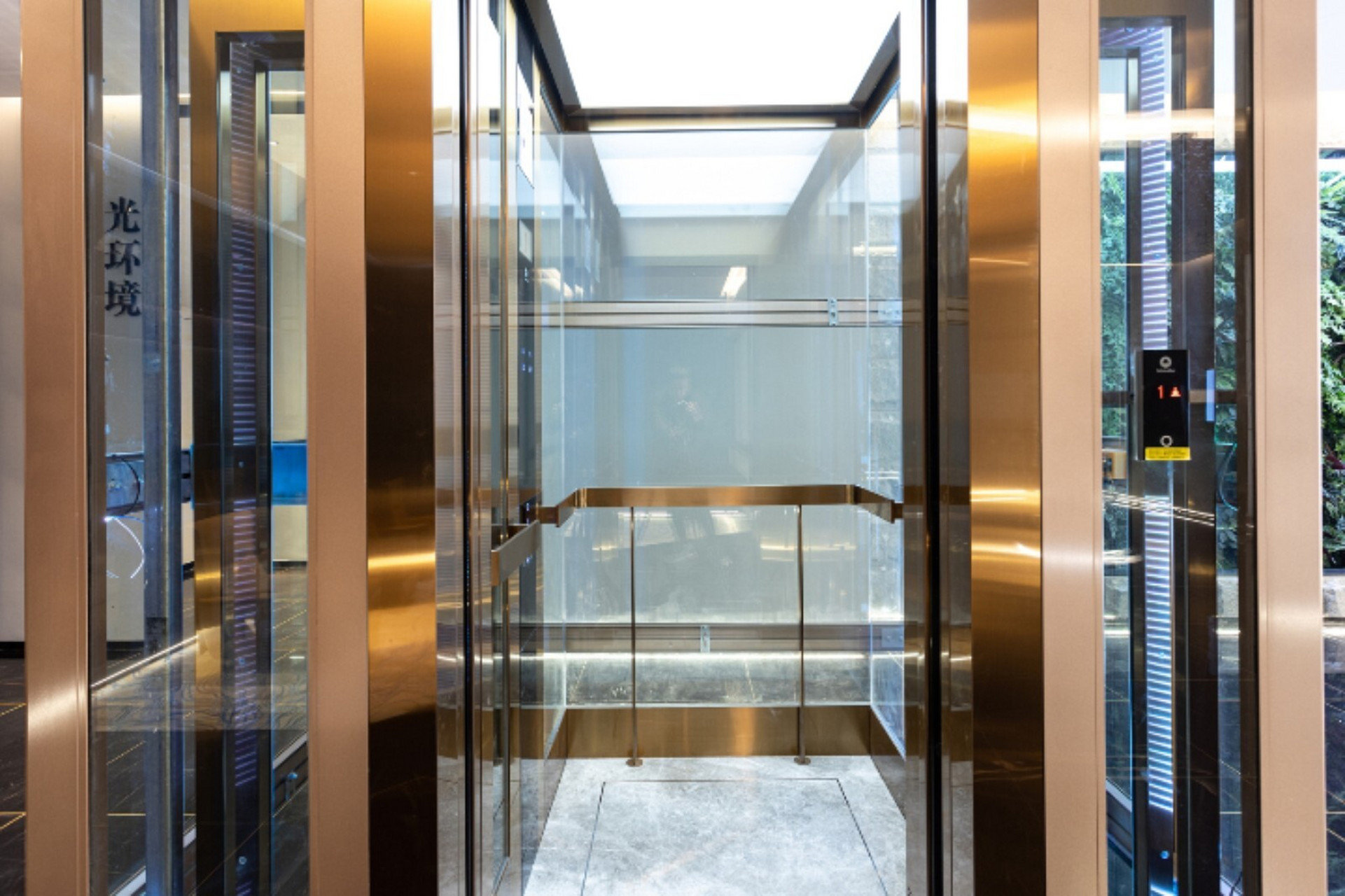 地铁站的电梯与商务楼的电梯都发挥着它们各自的功效