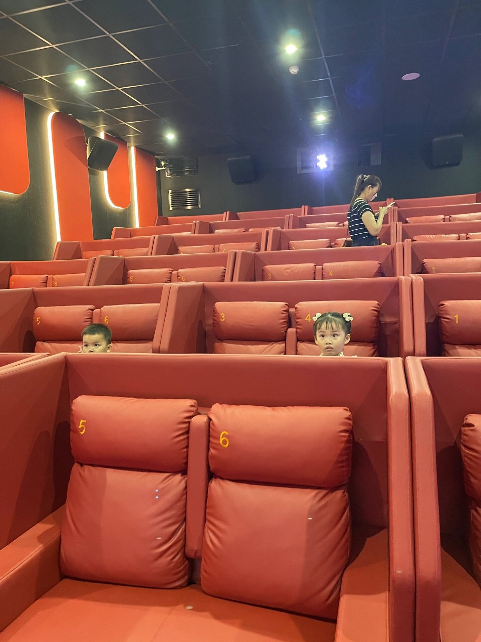 电影院的情侣座   第一次买了情侣座看电影,真心不建议坐后排,我162的