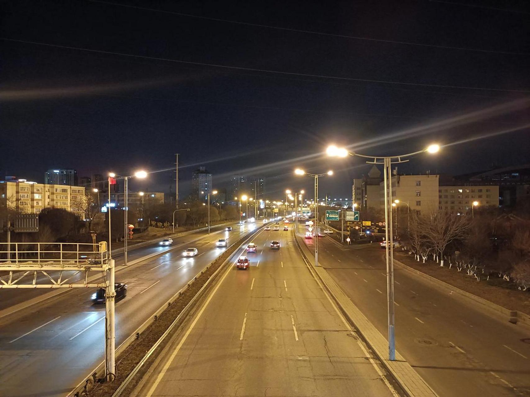 乌鲁木齐头条 凌晨0时的乌鲁木齐河滩路