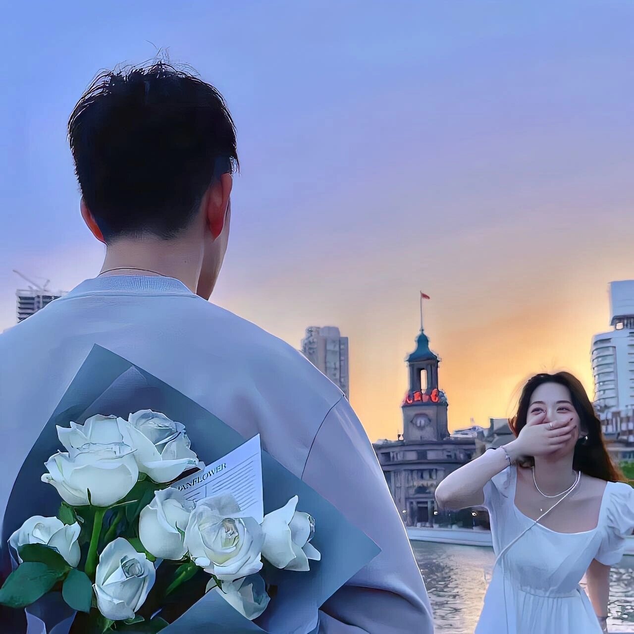 手拿鲜花情头/文案/壁纸 种自己的花 爱自己的宇宙.