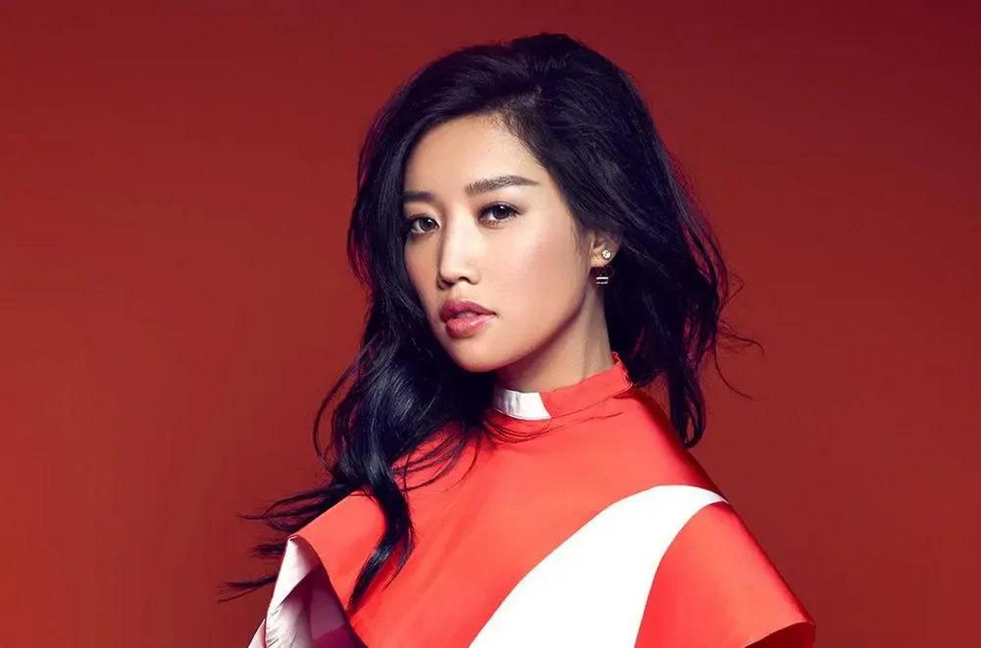 alin黄丽玲是一位备受赞誉的华语歌手,她以其出色的音乐才华和令人