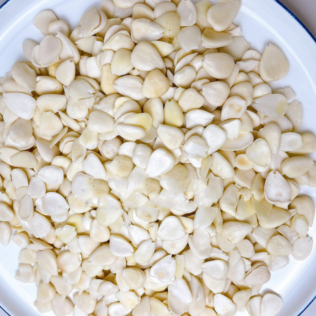 五白饮必备的南杏仁～ 03功效: 止咳平喘,润肠通便,滋养肌肤 南杏仁