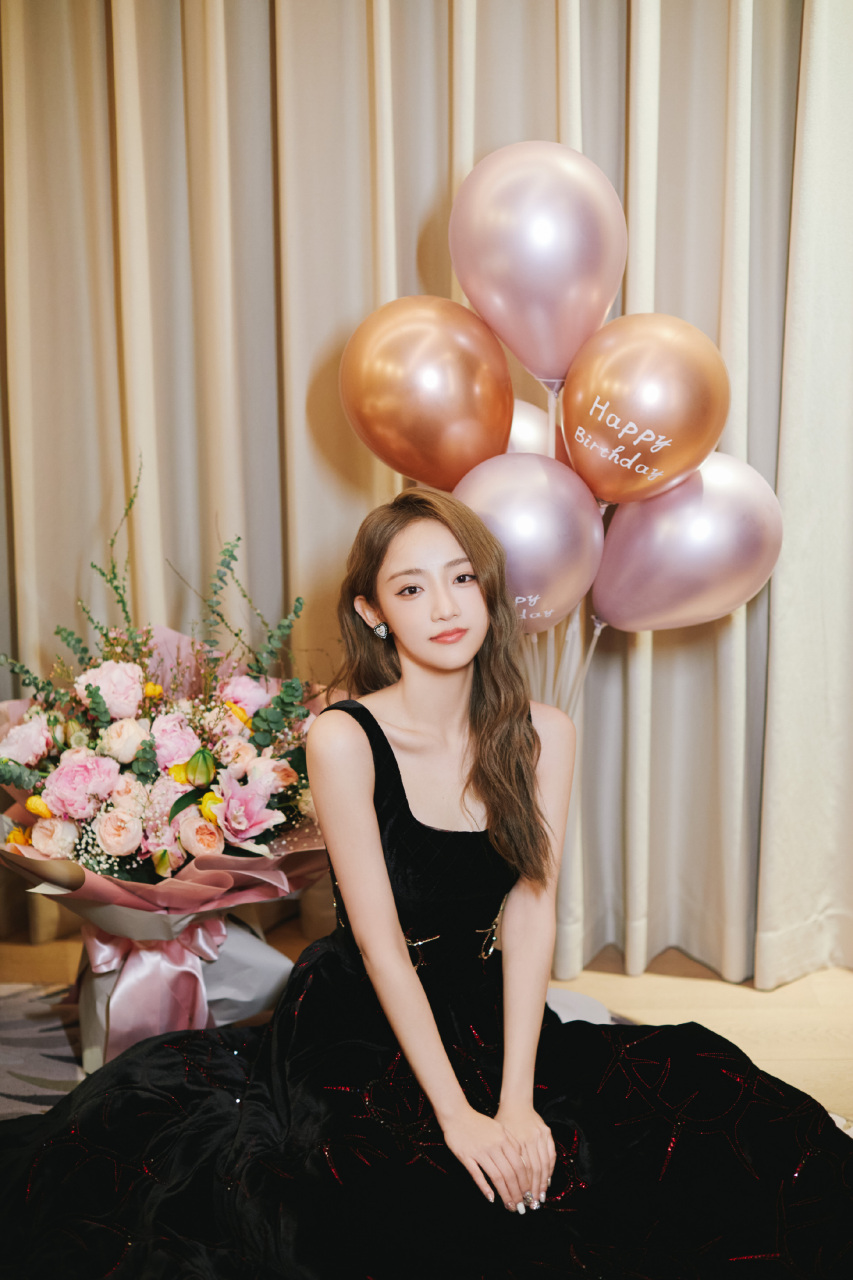 吴佳怡黑色吊带礼服裙写真组图:华灯初上,霓虹诗意.