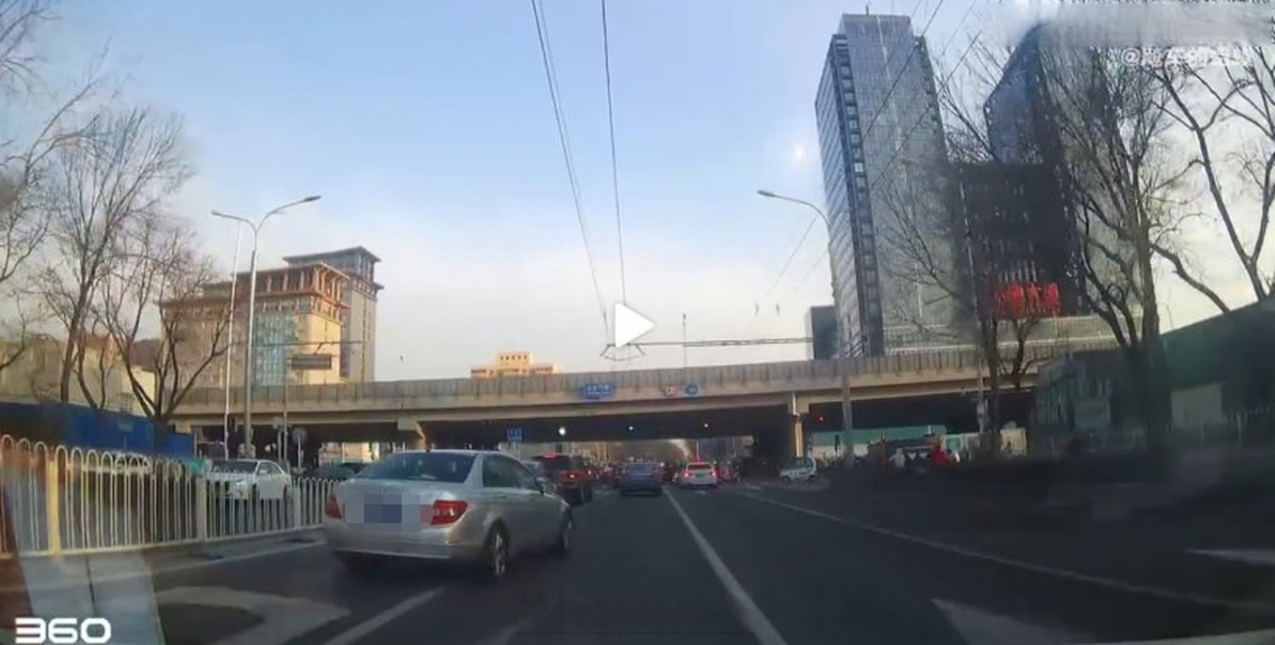 3月3日,有网友反映在北三环北太平桥南,一车辆轧实线变道.
