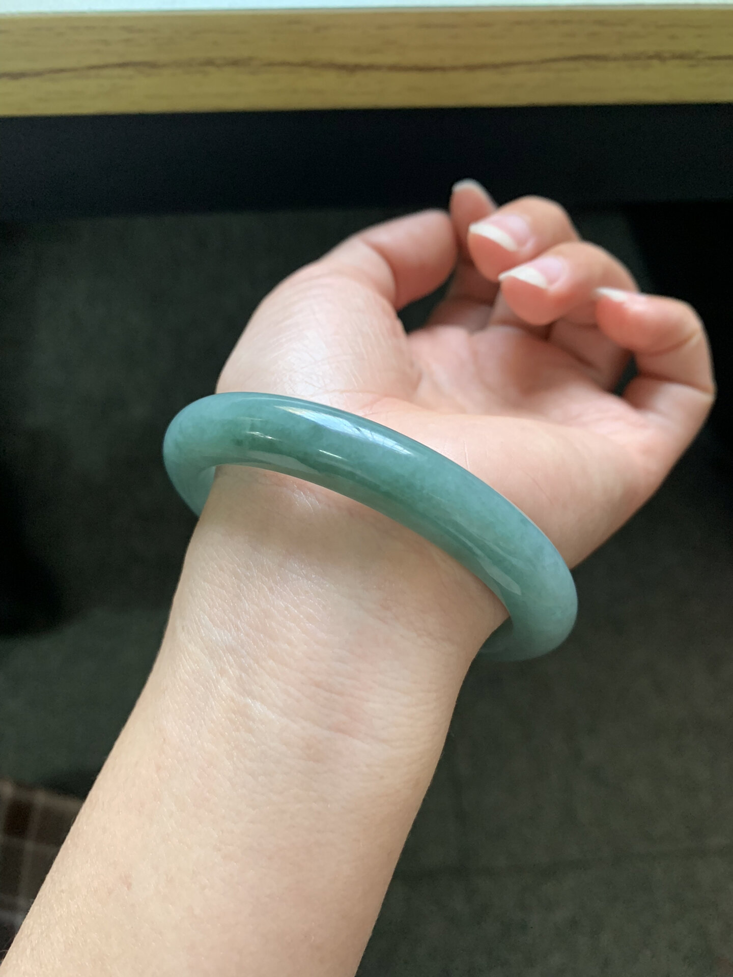 湖水蓝翡翠正圈手镯也是很显白的呢
