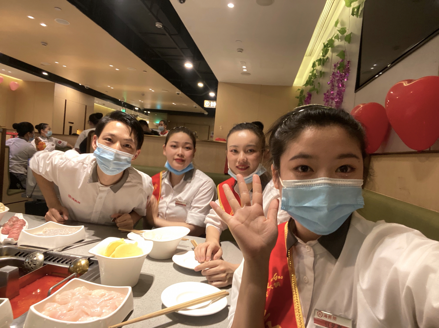 做海底捞的服务员有哪些福利? 1.