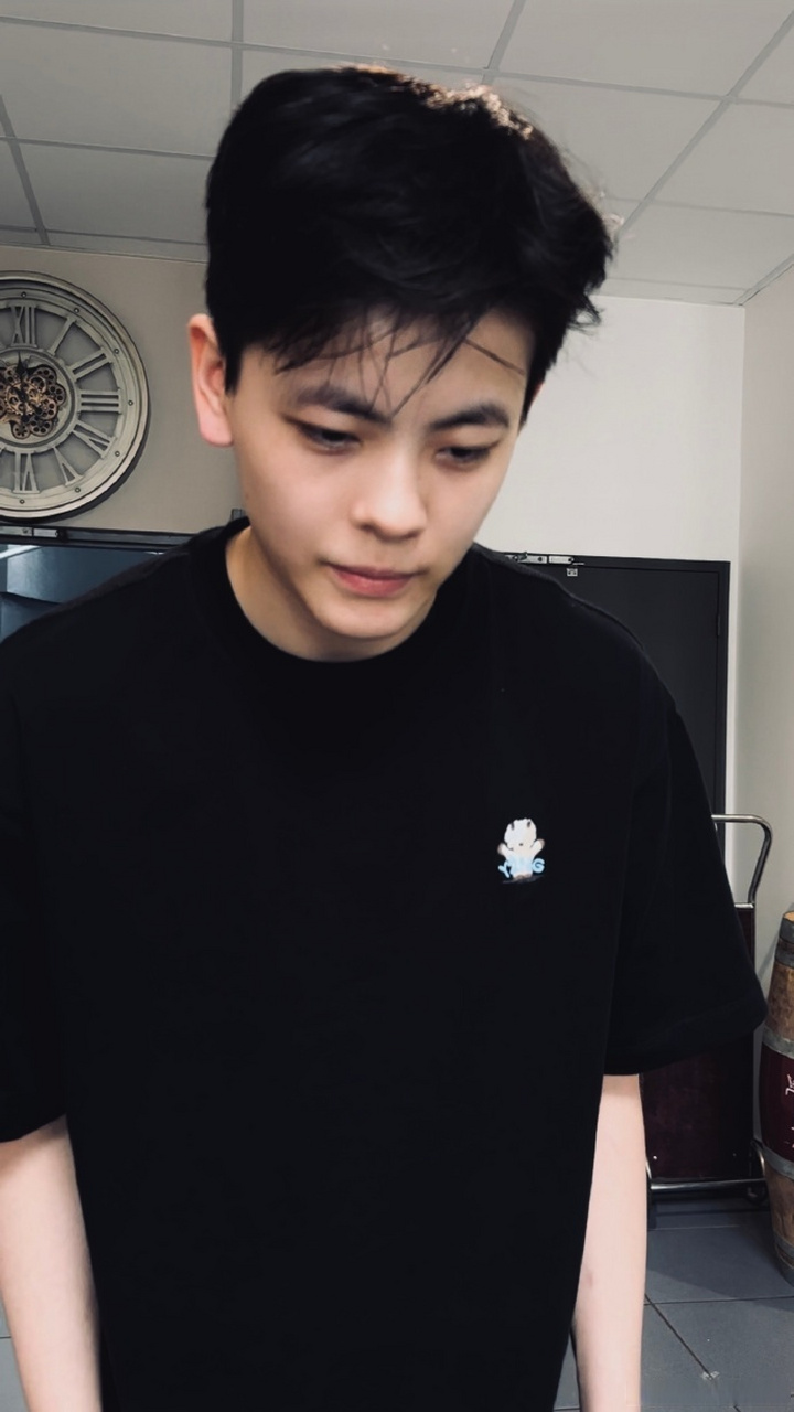 杨舒予衣服上有小羊   杨舒予ysy 更博晒出近照, 身穿黑色印有小羊的