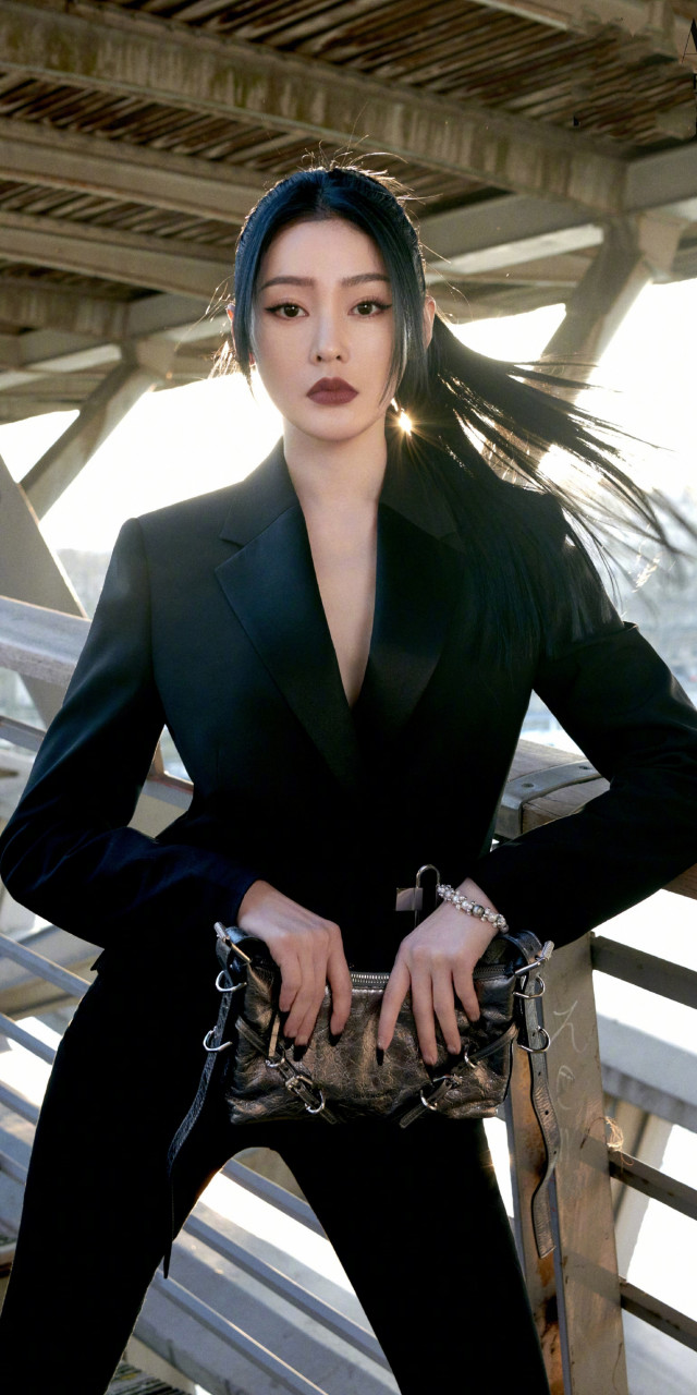 crystal张天爱,明眸朱唇,深v西装,浪漫巴黎,酷感十足.