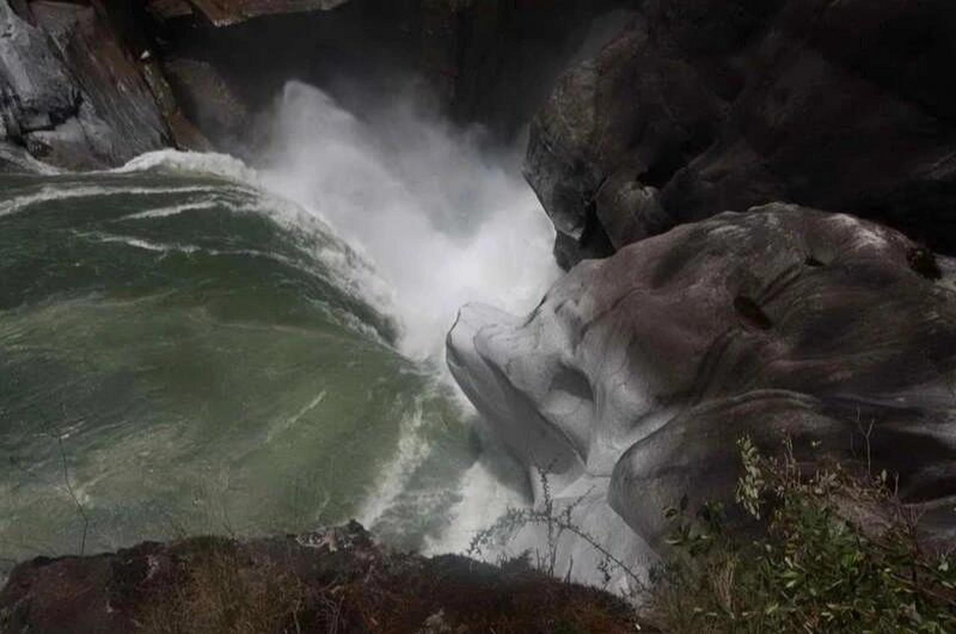 中国最美大瀑布之首藏布巴东瀑布群 我的足迹,有想去的吗,紧紧拉着我