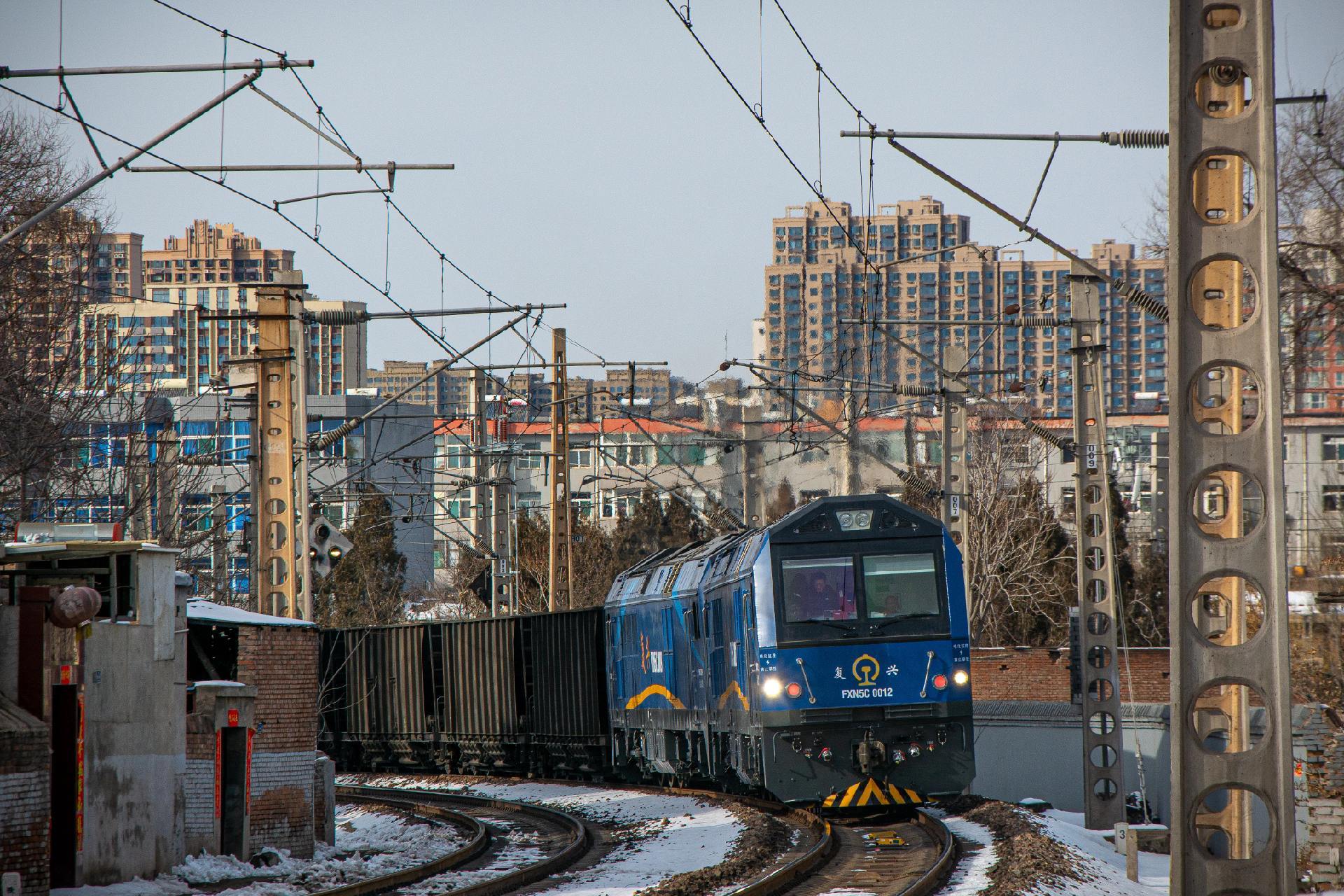 中车戚墅堰公司研制的新型交流传动货运内燃机车fxn5c在太原机务段