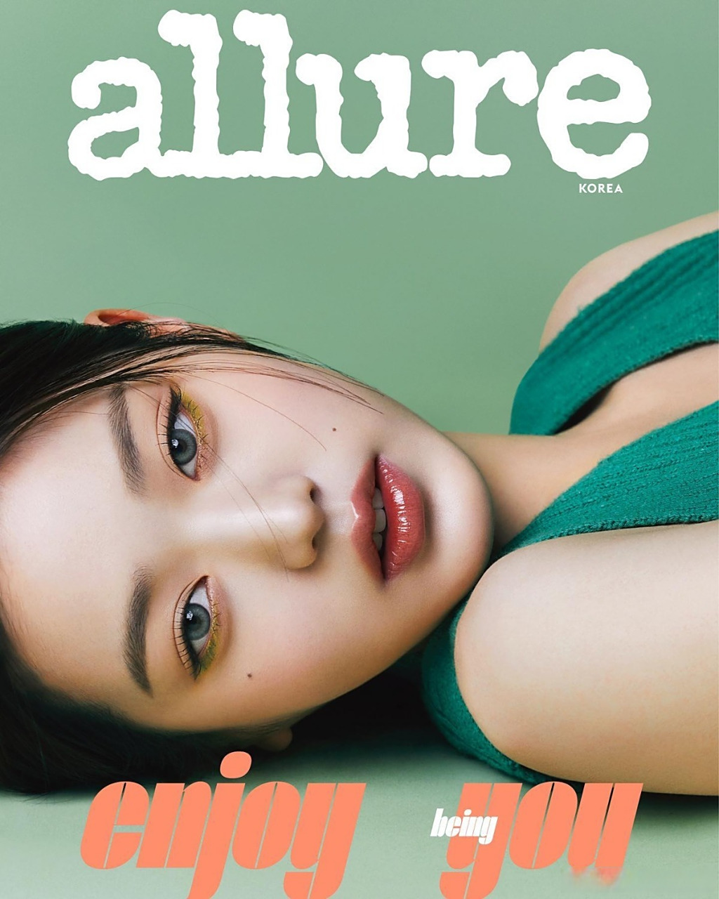 张元英绿色眼妆# 张元英allure五月刊封面公开,绿色眼妆美得嘞,期待
