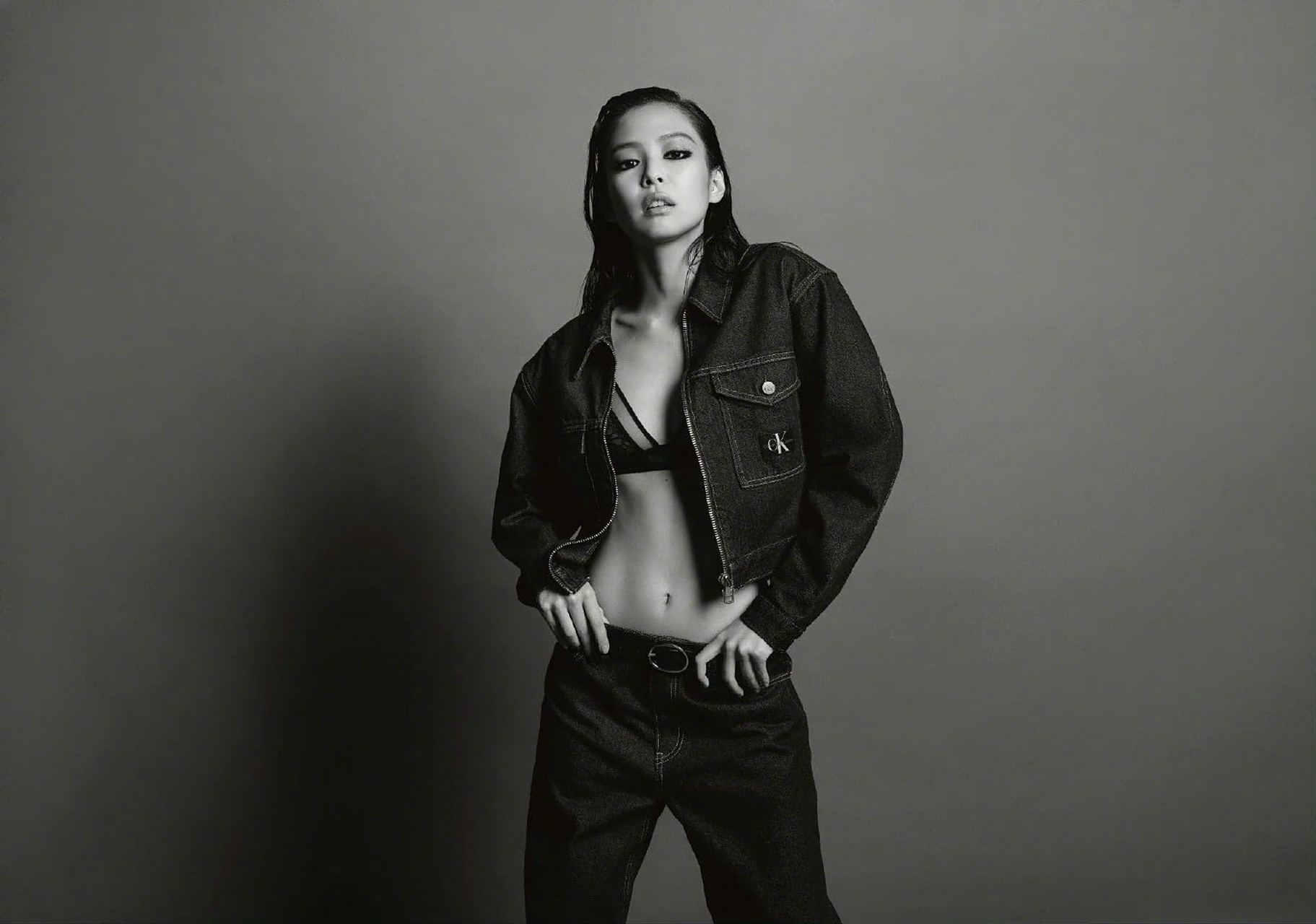 jennie出镜演绎calvin klein 秋日广告大片