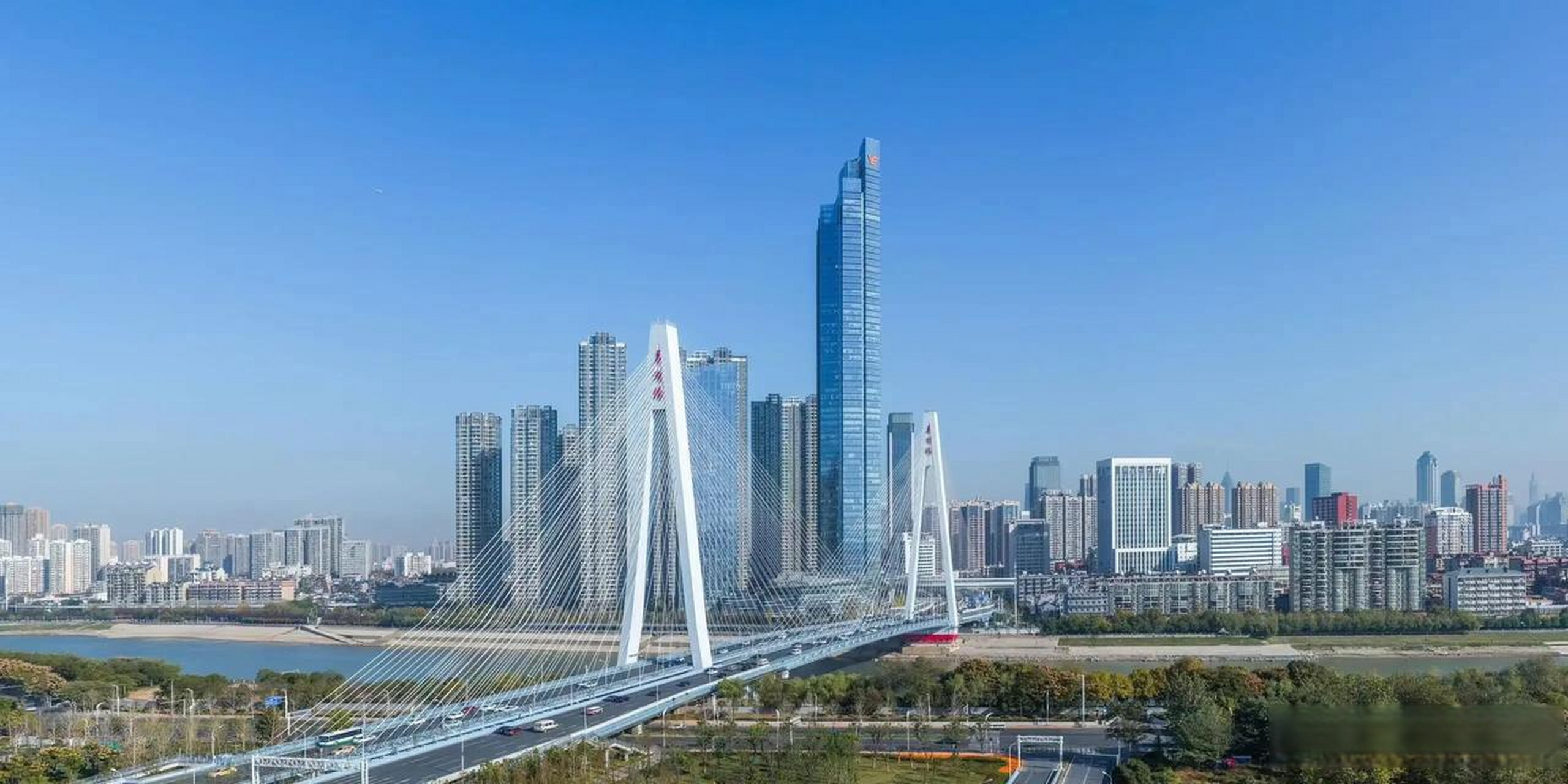 武汉越秀财富中心地处汉口核心,位于中山大道,京汉大道和硚口路三条