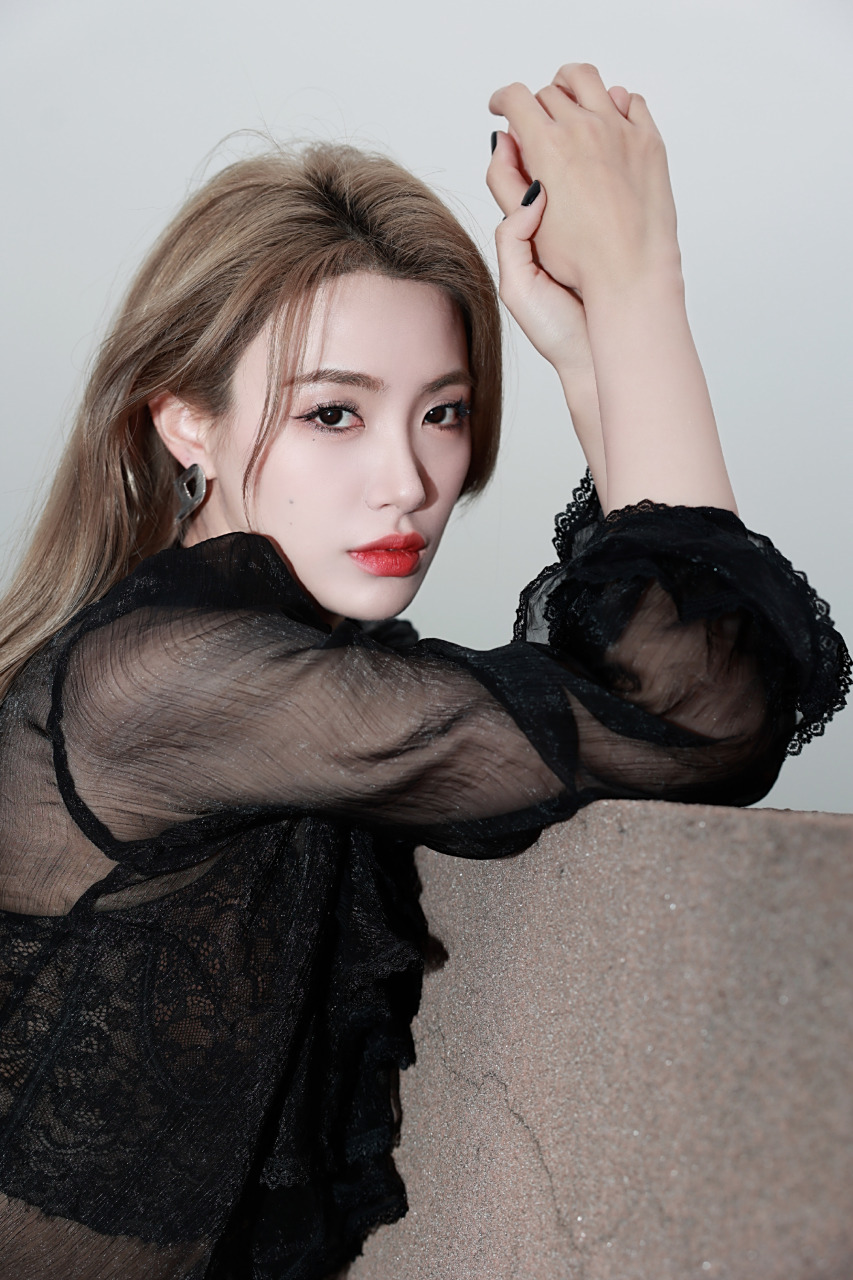 戴萌,黑色蕾丝裙