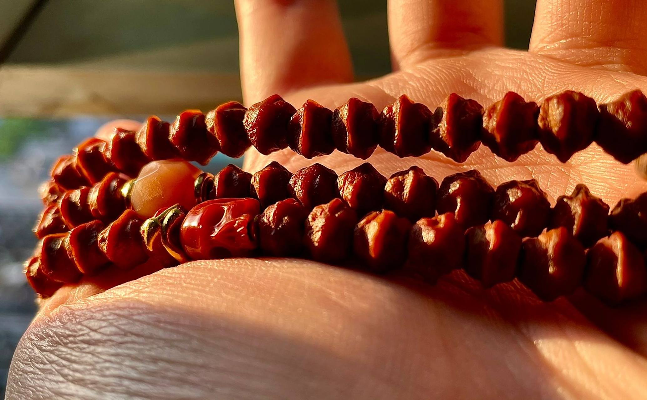 百香籽搭配 最近比较流行脏脏百香籽,无非也是对藏式佛珠风味的追求