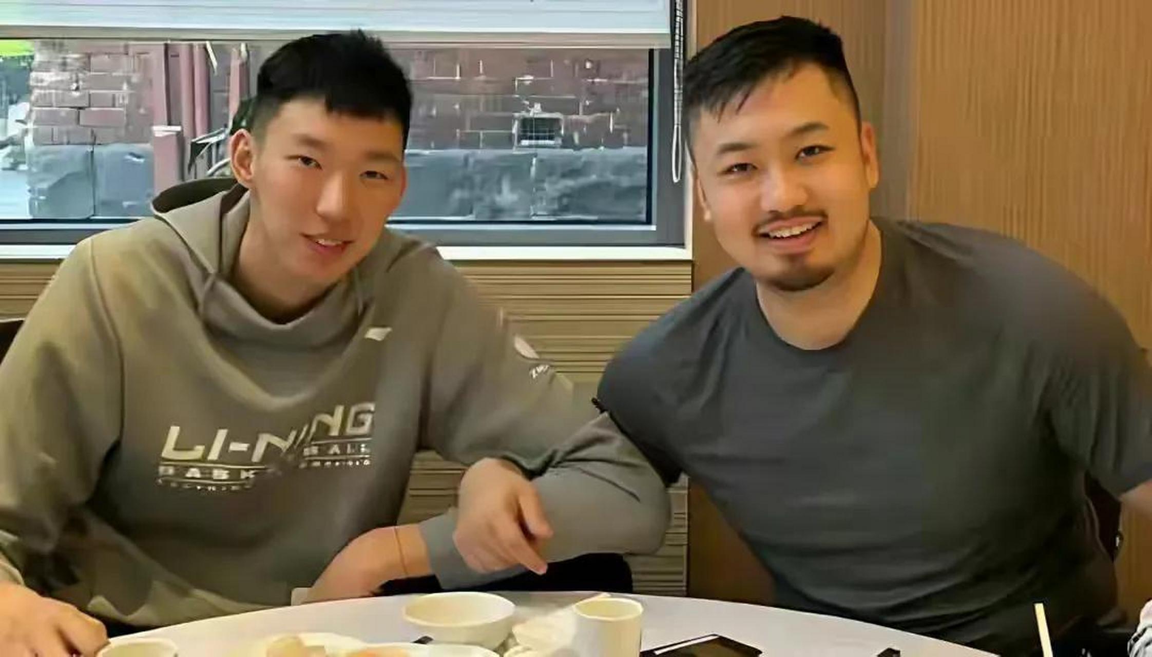 睢冉今年31岁,他退役后当了篮球经纪人,旗下最大牌三大球员是丁彦雨航