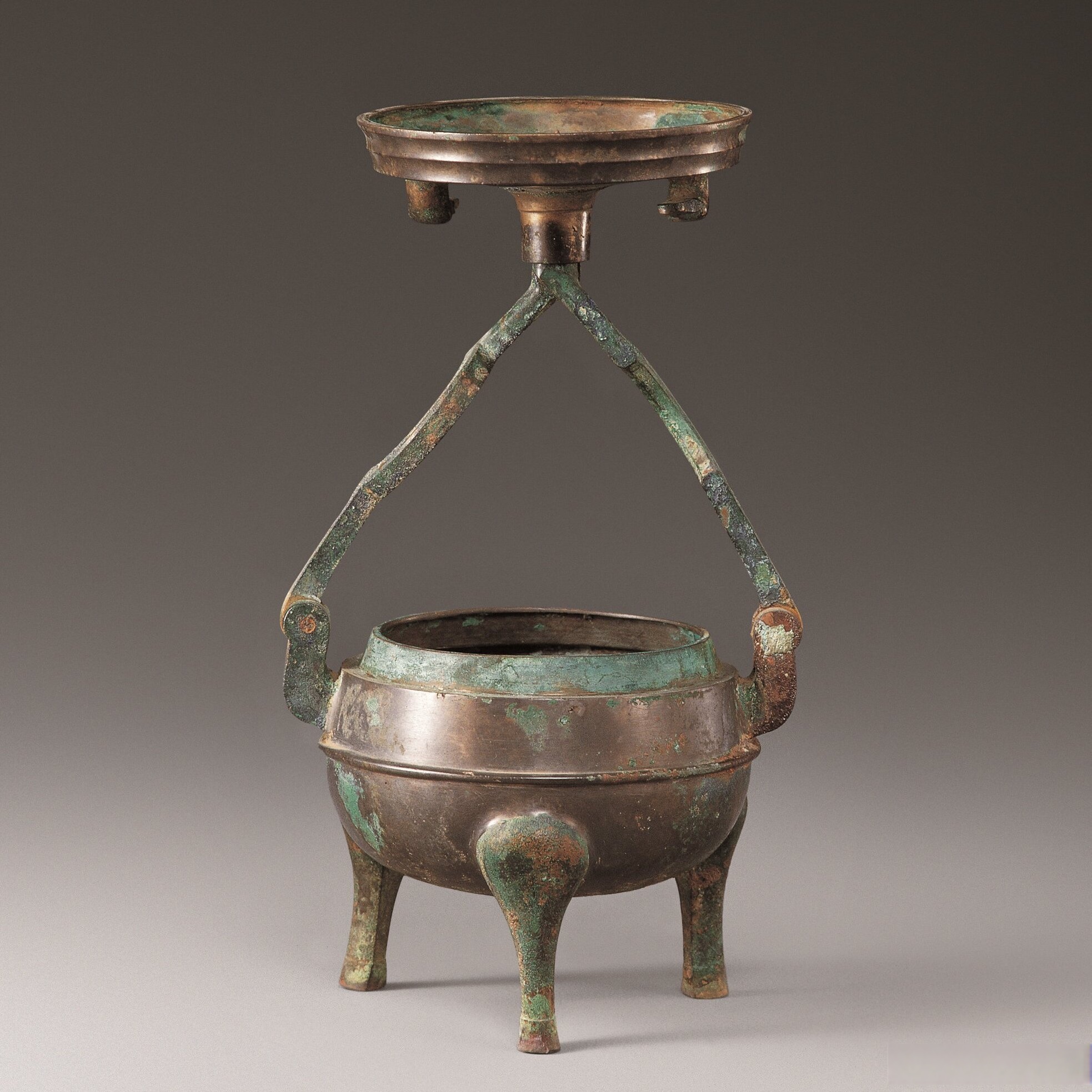 圆形鼎,可装燃灯油料,相当于自带"油罐";启用时鼎盖翻转,就变成了灯盏