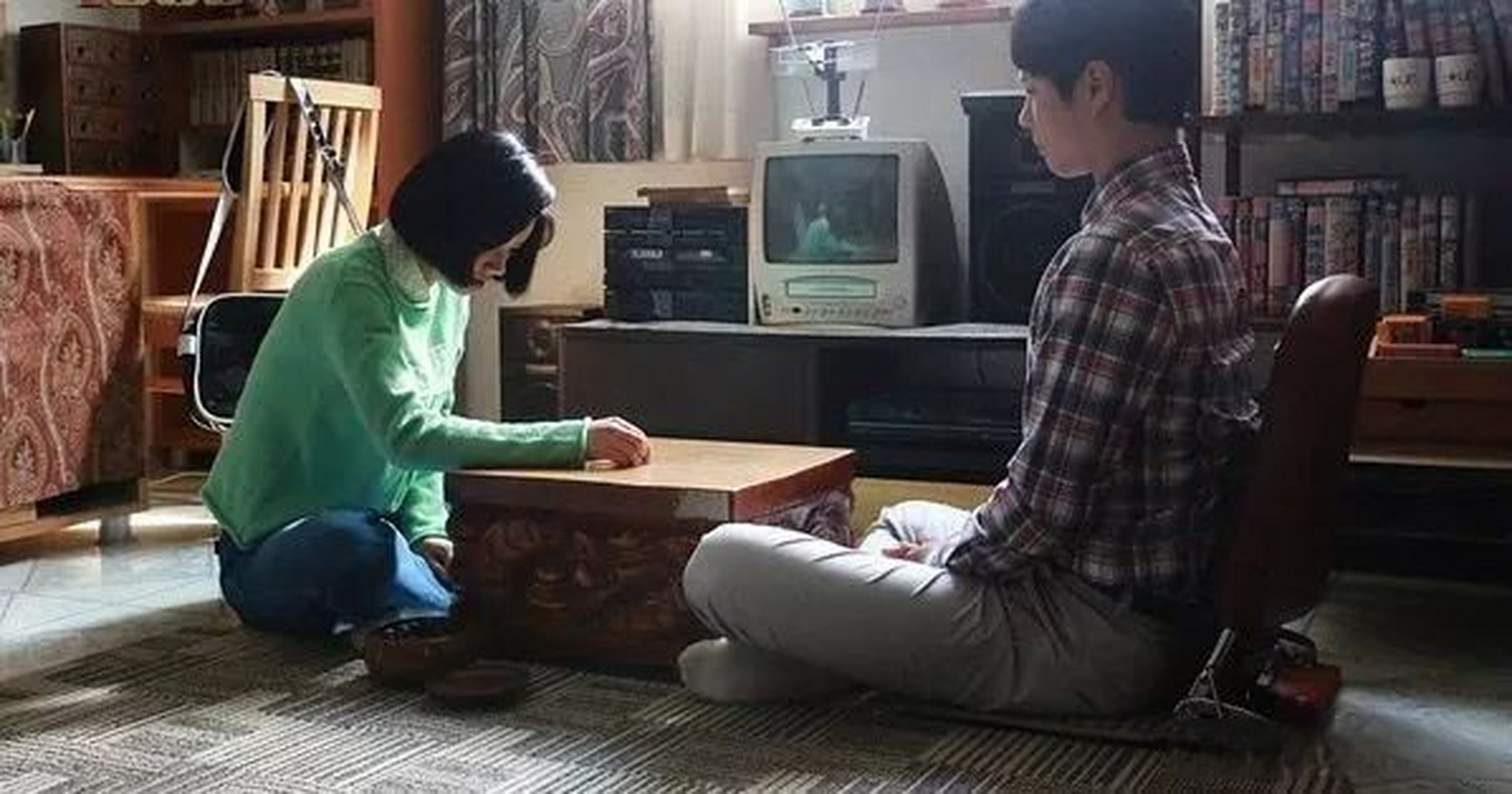 请回答1988那些不易被注意的细节#  比如 德善的妈妈提着食物去看望