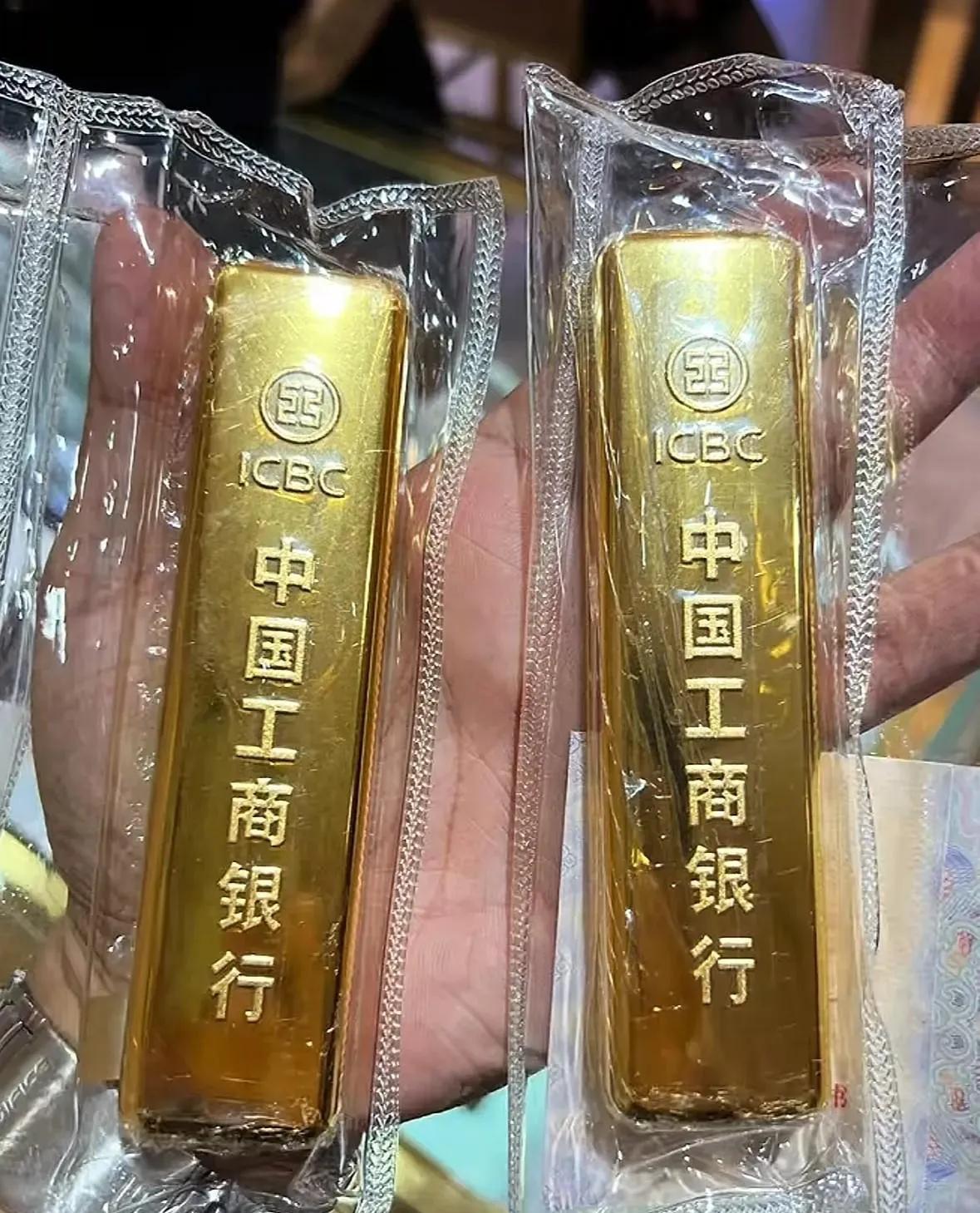 银行经理忽悠说黄金能抵御经济危机,于是他把金条锁进了保管箱,每年交