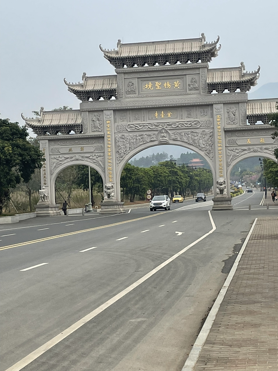 金台寺 位于广东省珠海市斗门区我是乘公交到达的其中411离的最近.