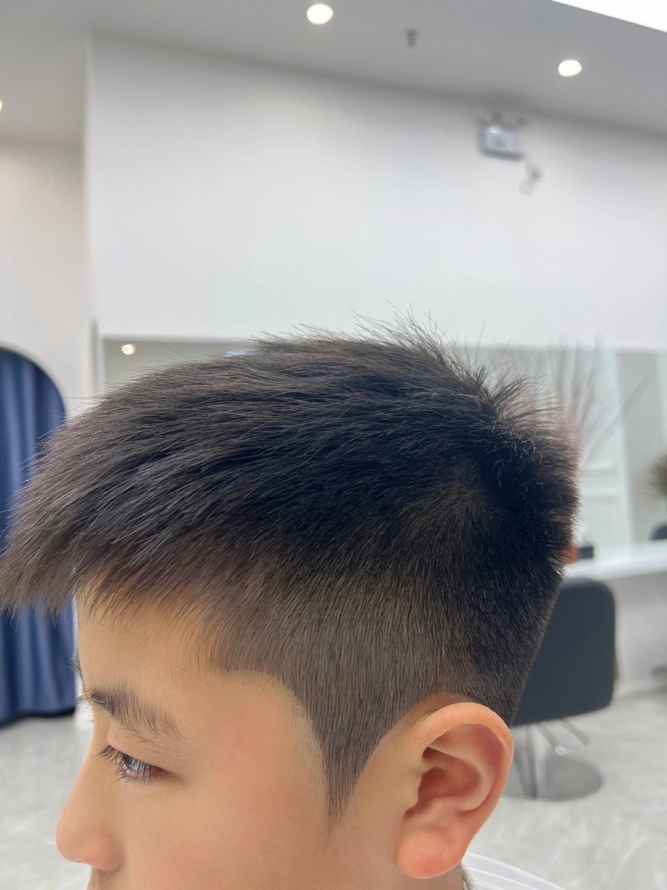 12岁小朋友自己设计的发型 他说剪的太帅了 十来岁的小朋友剪发都是很