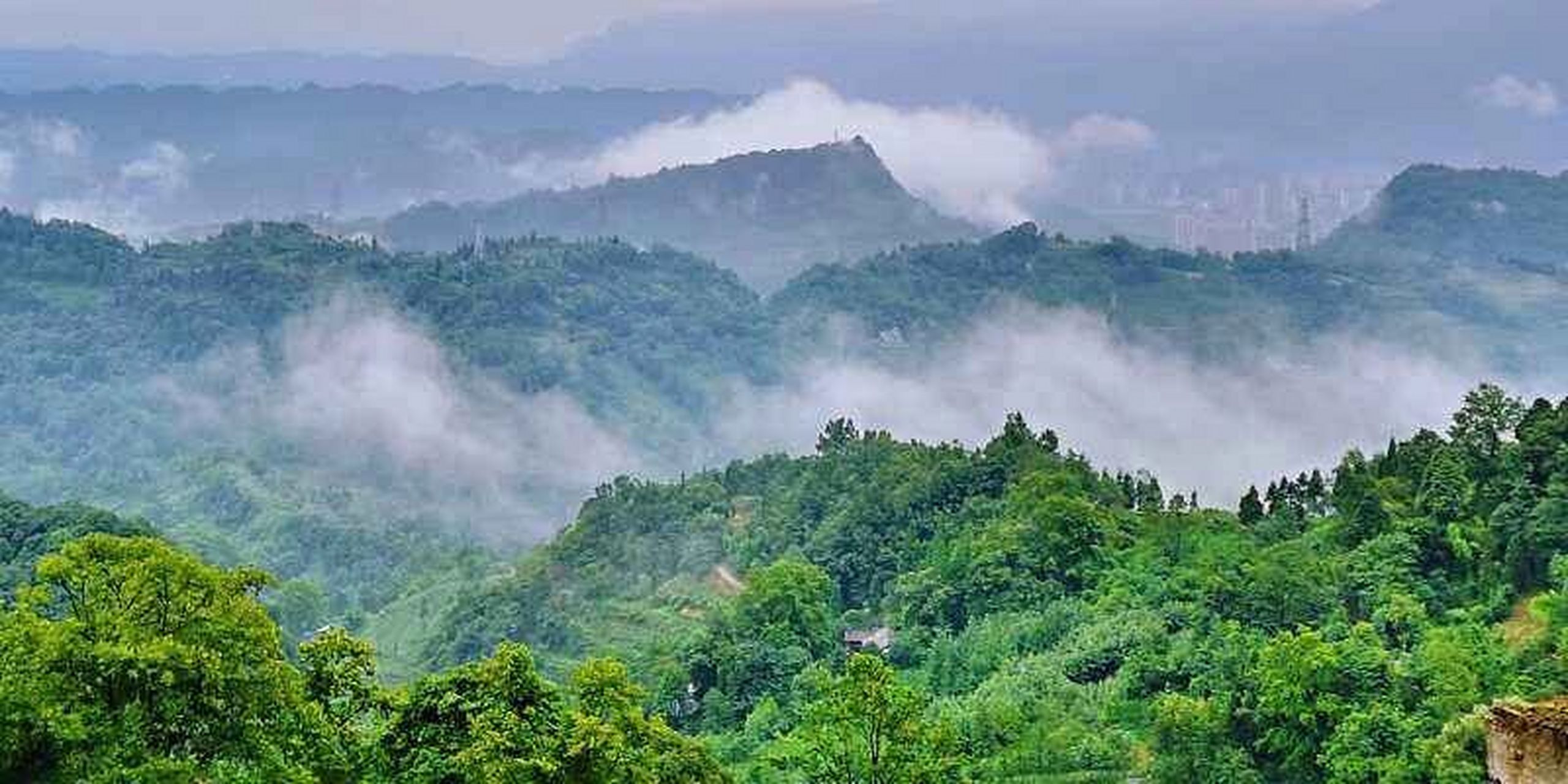 蒙顶山 蒙顶山又名蒙山,位于四川省雅安市境内,因雨雾蒙沫而得名,是