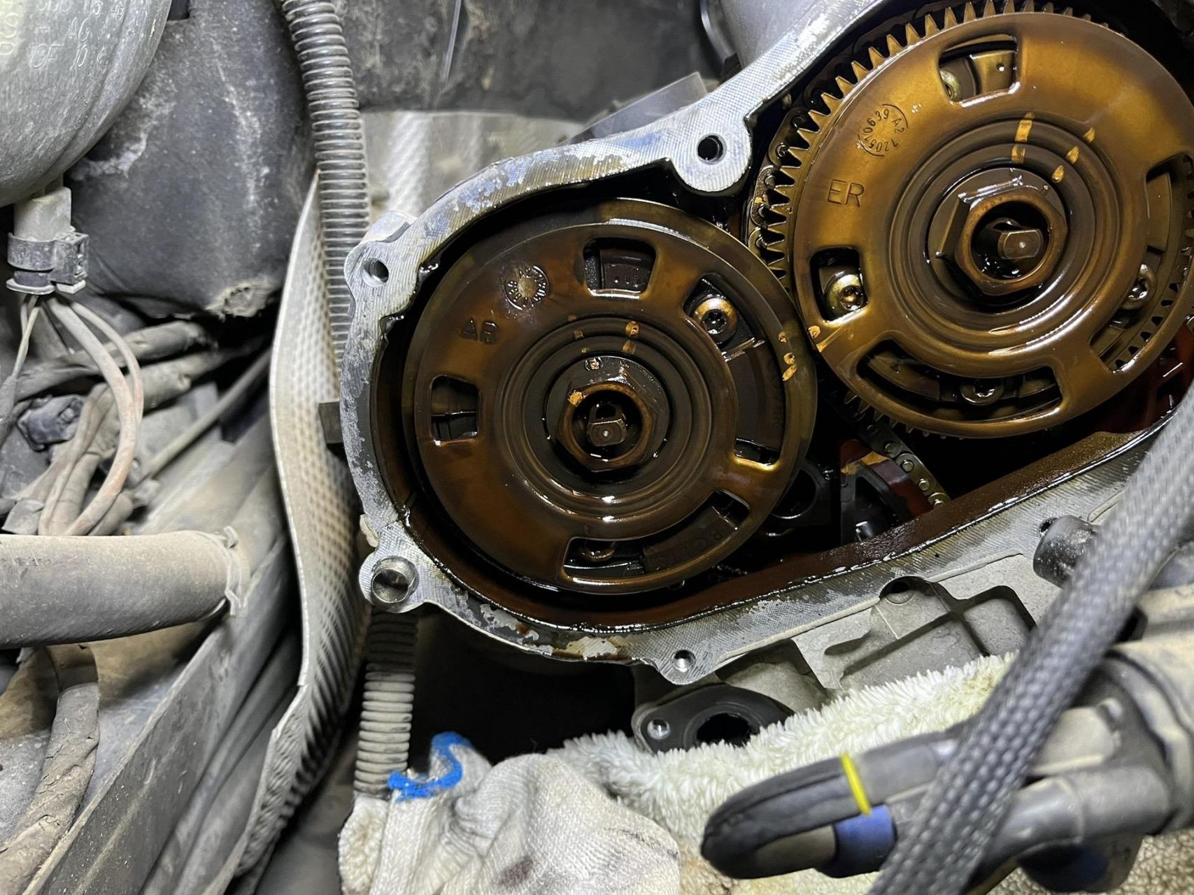 奔驰e300      272发动机正时链轮更换中