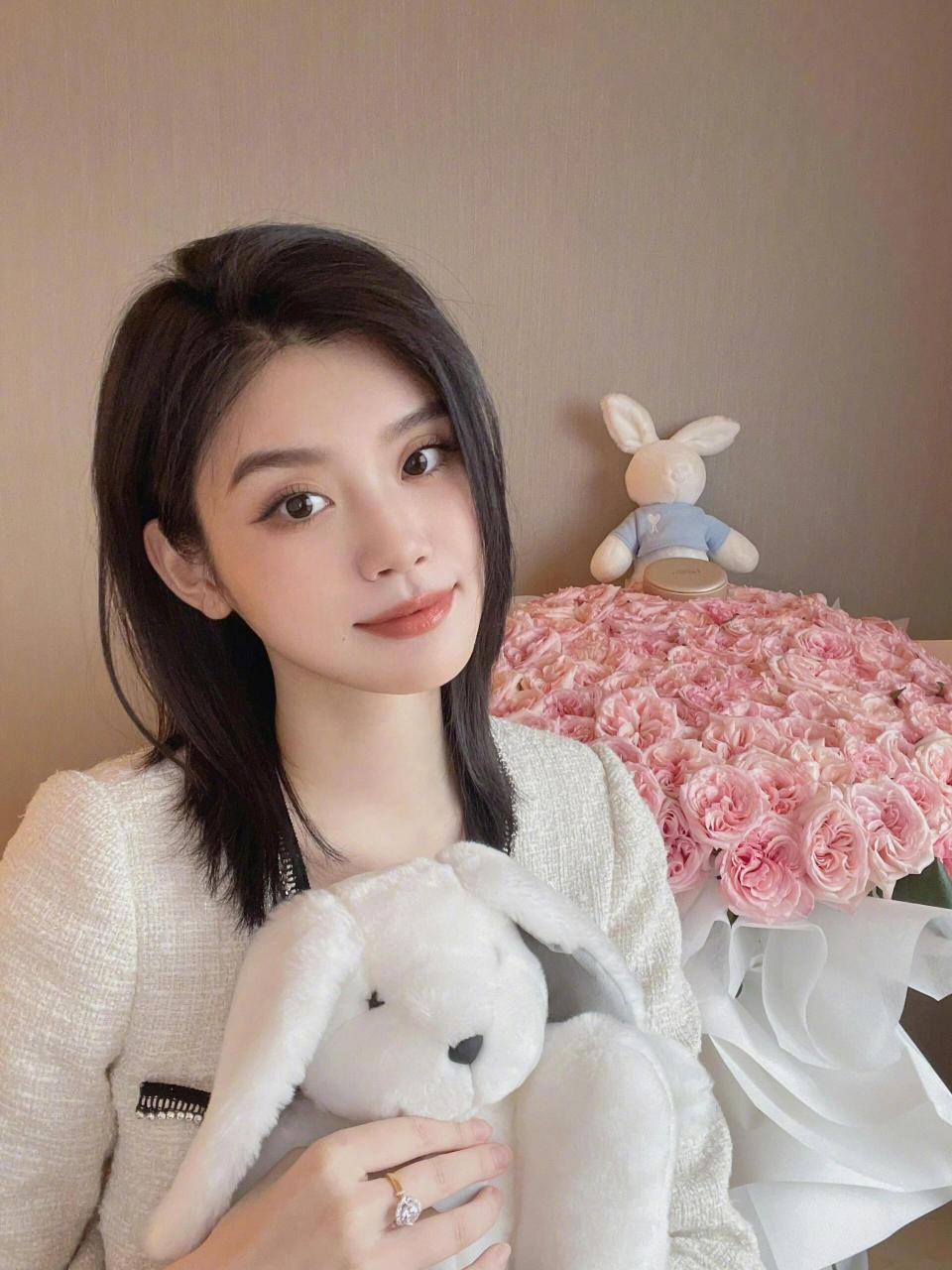 超模奚梦瑶婚后的豪门阔太感 还蛮喜欢奚梦瑶这组生活照的 不仅贵气感