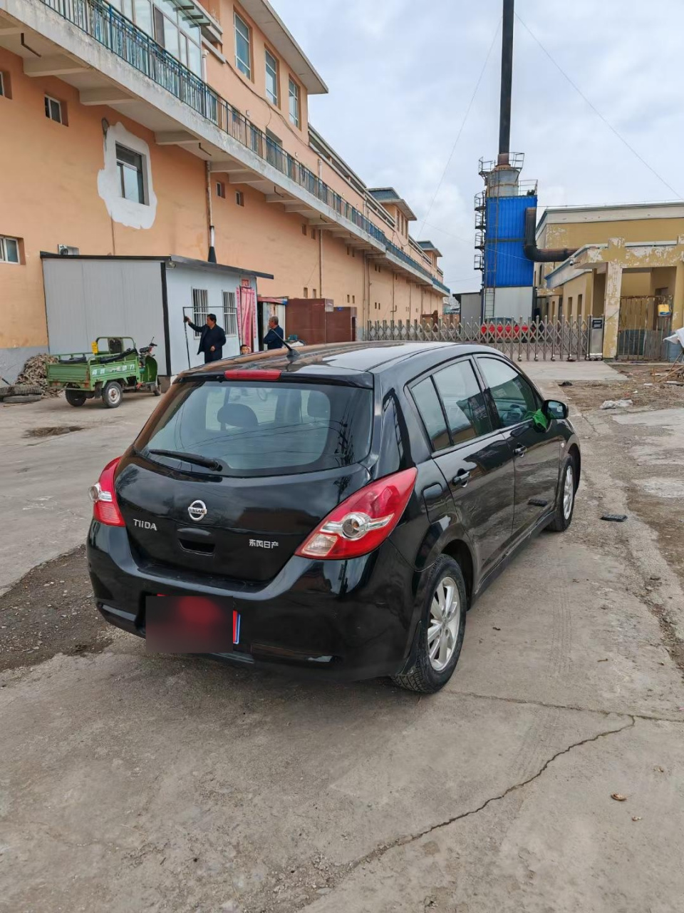 09年上户  日产骐达,   1.6排量  手动挡,带天窗,  全款   9800