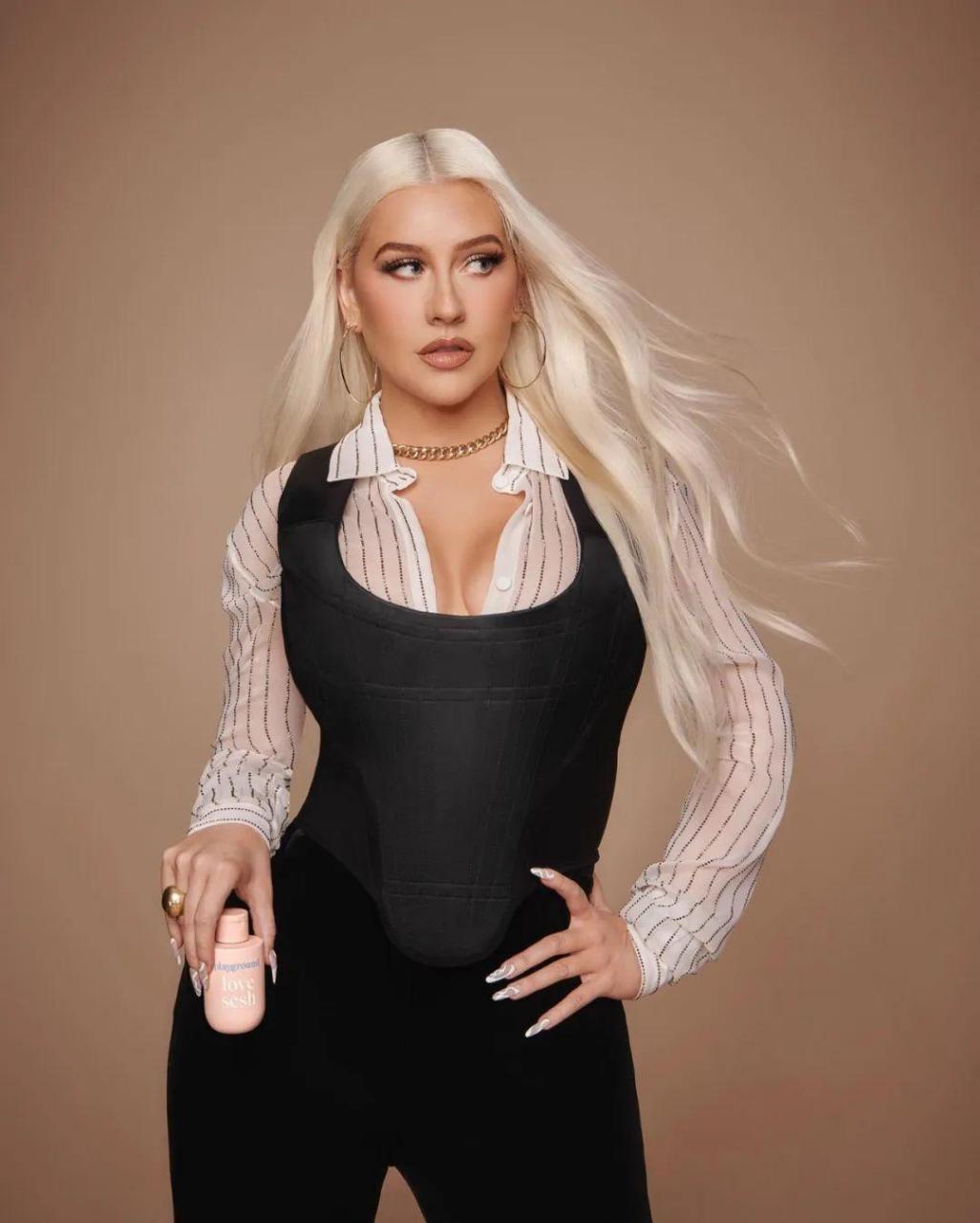 最近,艺术系女歌手 christina aguilera(克里斯蒂娜·阿奎莱拉)成为了