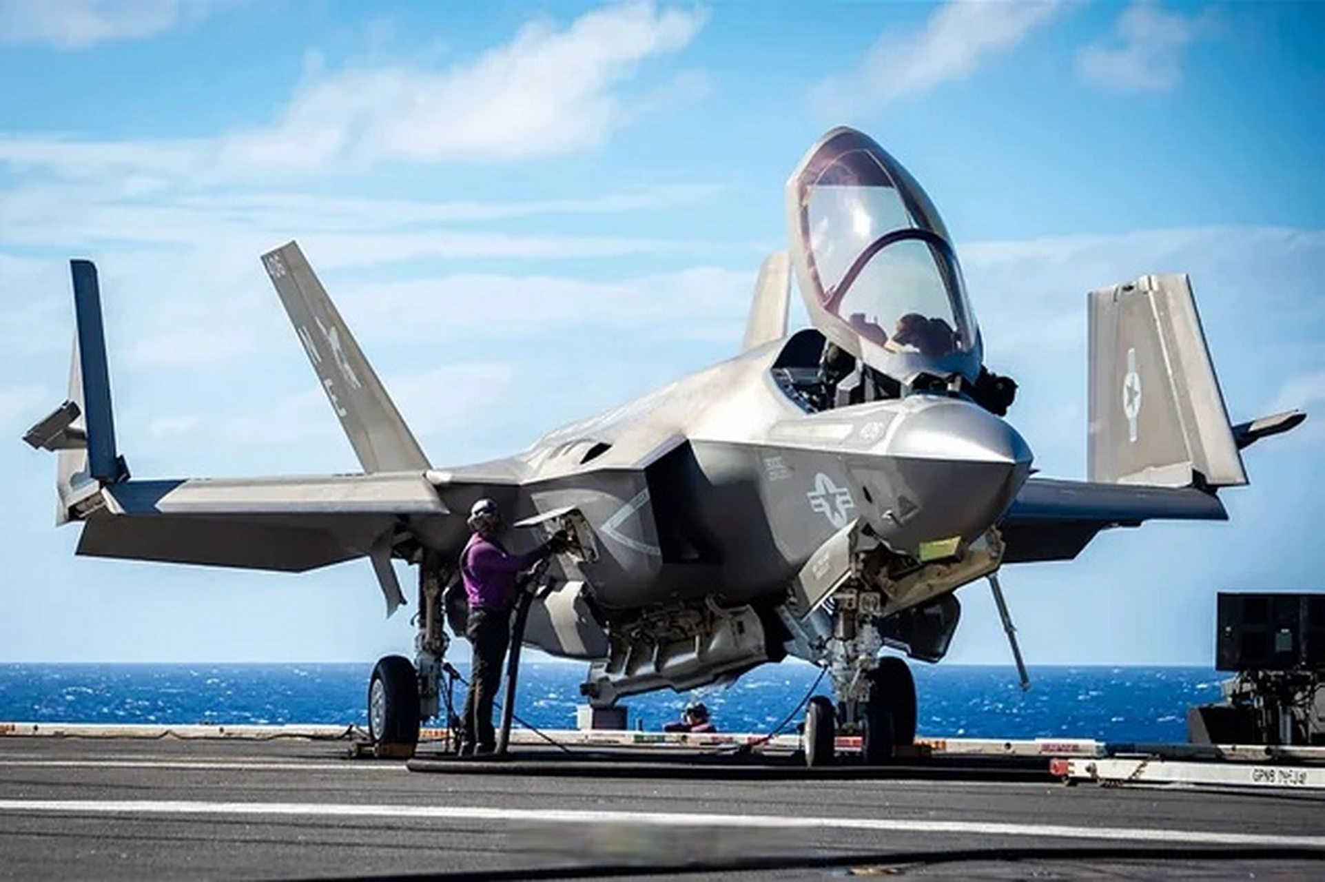 02#趣聊军事圈# 正在进行起飞前整备的f-35c战斗机