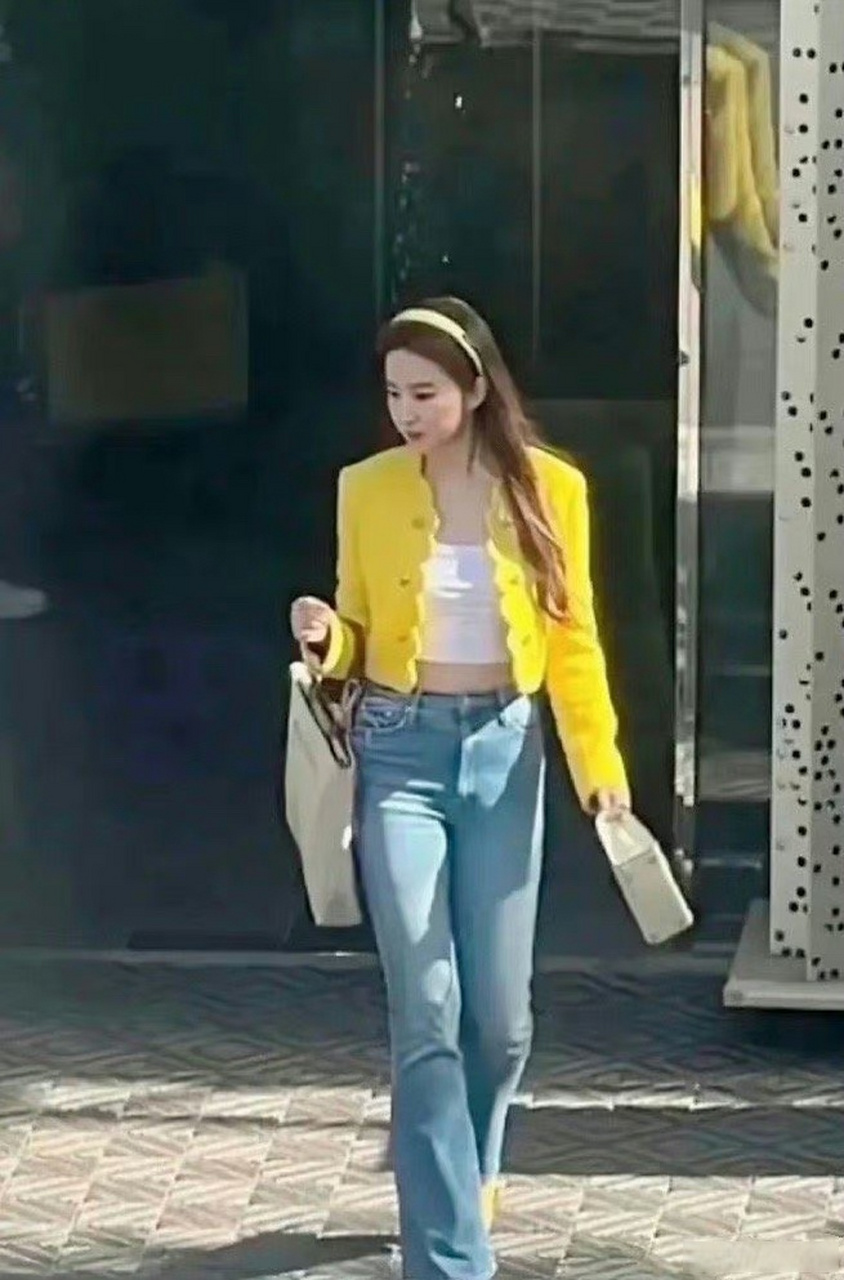 刘亦菲玫瑰故事路透,感觉腿好粗,但脸还是很精致的[思考]