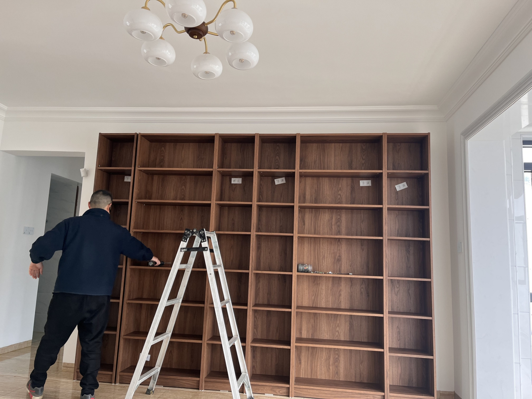 宜家满墙书柜 今天师傅来安装了书柜,非常喜欢.