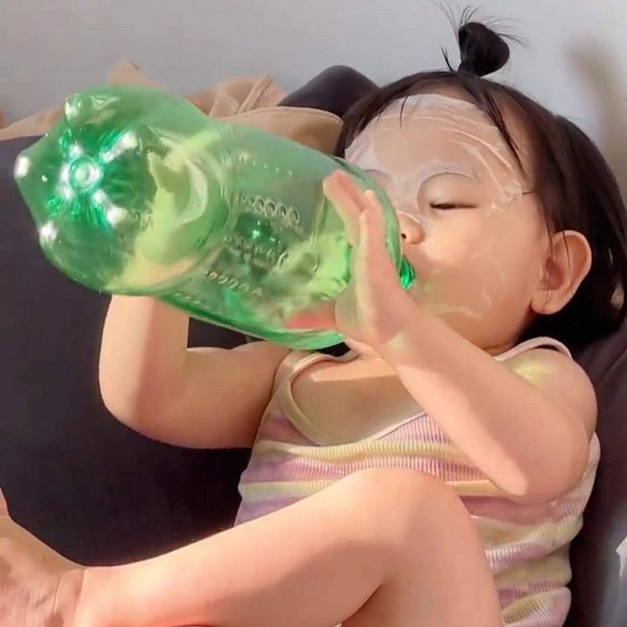 瑶一瑶头像 小孩儿比我还富有,直接大瓶的雪碧