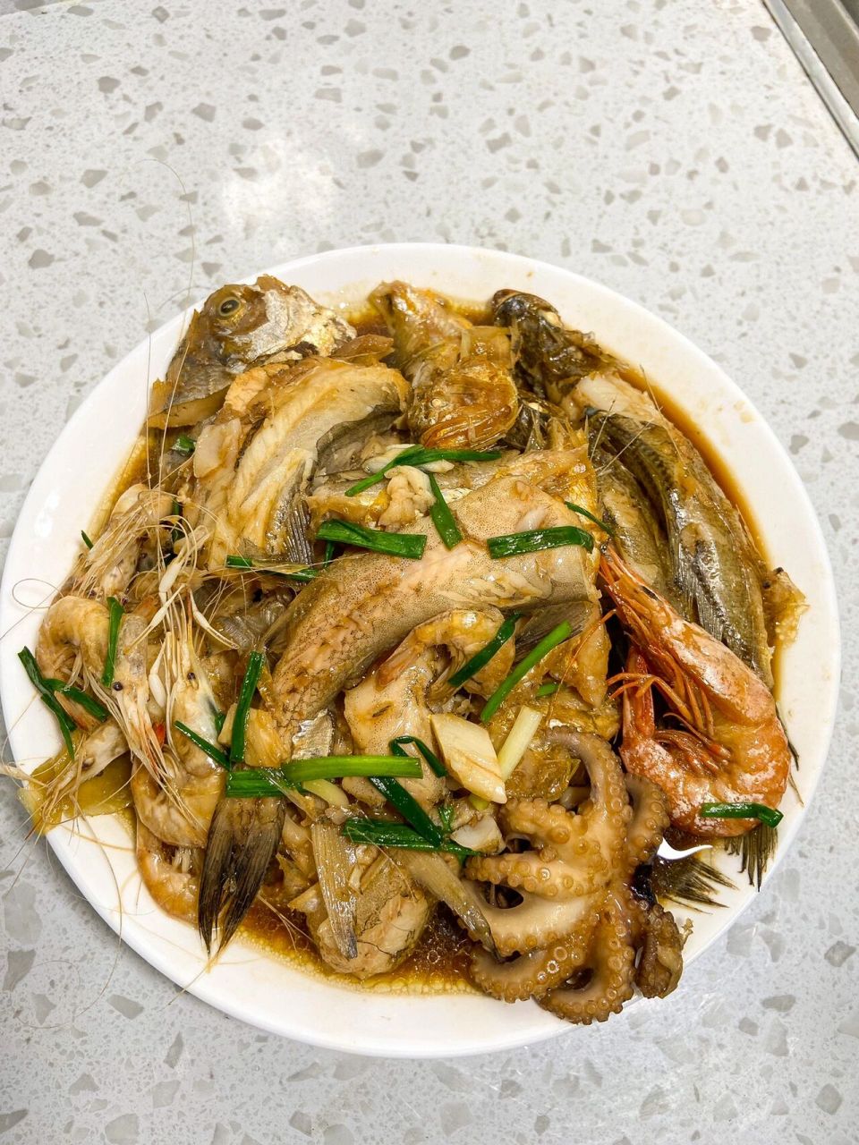连吃三个周末的台州海鲜烧杂鱼!鲜到飞天! 食材: 豆腐鱼,鲳鱼,小黄鱼,