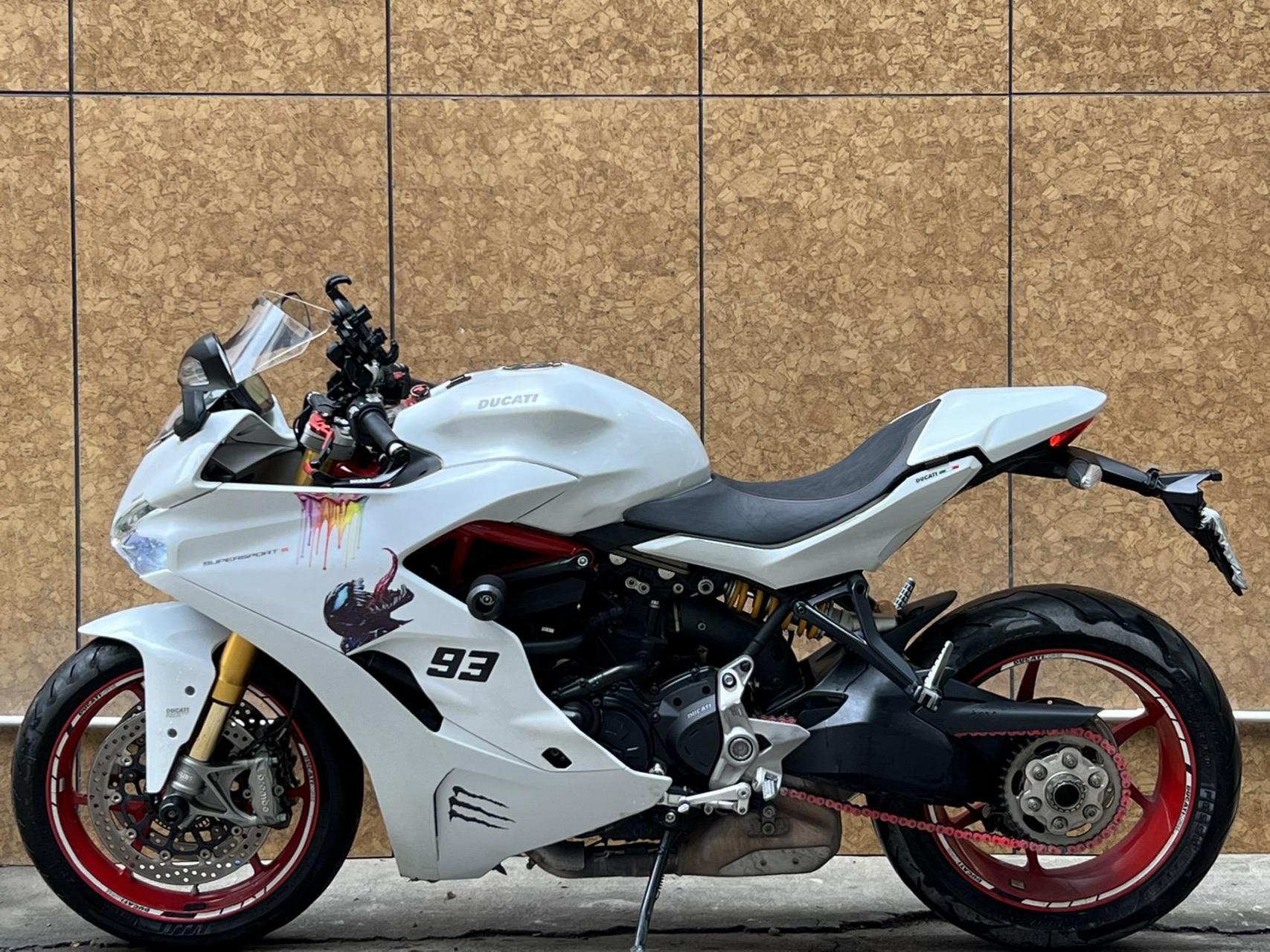 18年杜卡迪939s 前后欧林斯减震02精品车况 前后大闪电02手拉手