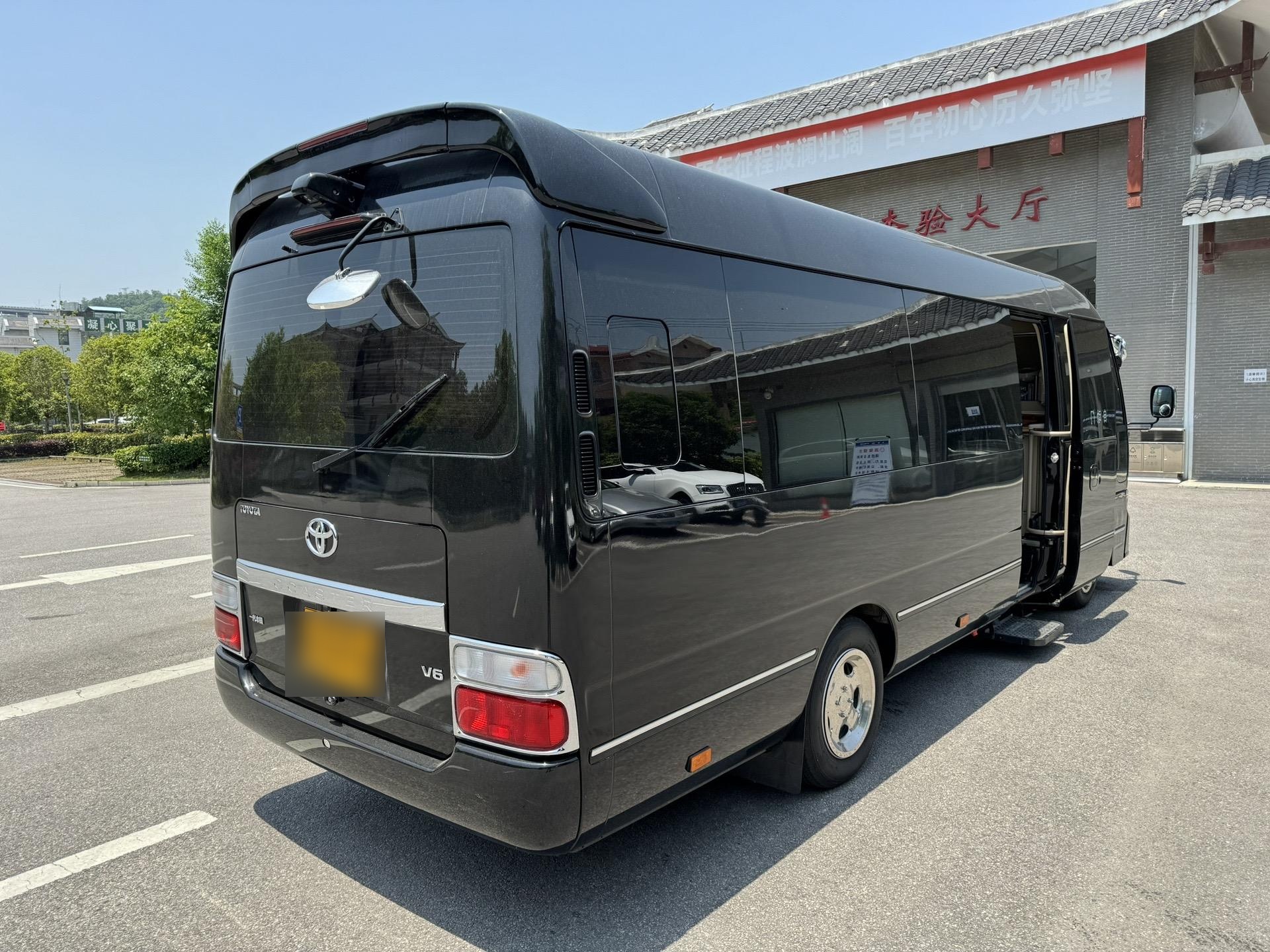 全国仅此一台二手丰田考斯特黑武士7座,新车130万,就用了6个月大佬不