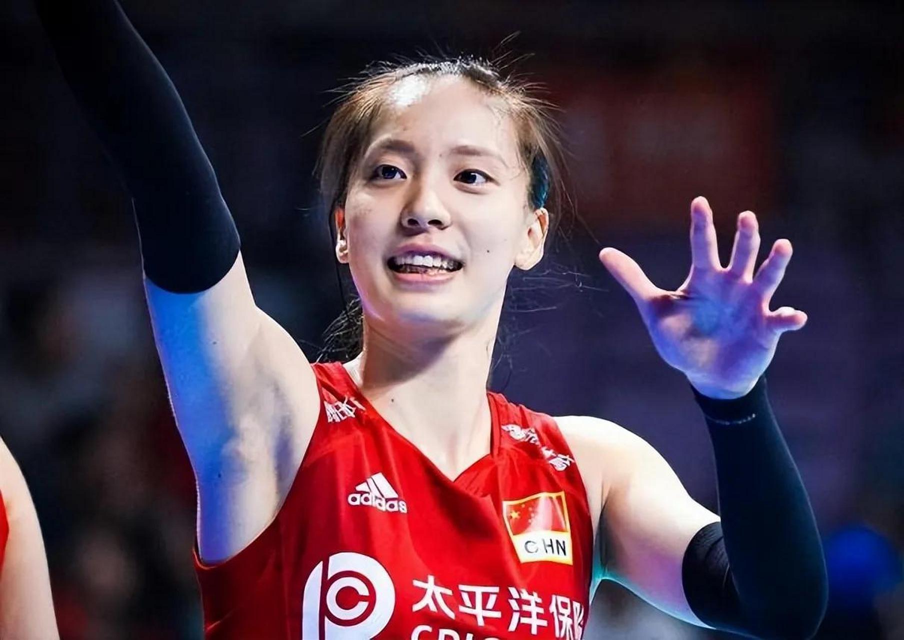 郑益昕1995年出生在福建漳州,由于遗传了父亲优秀的身高与运动基因